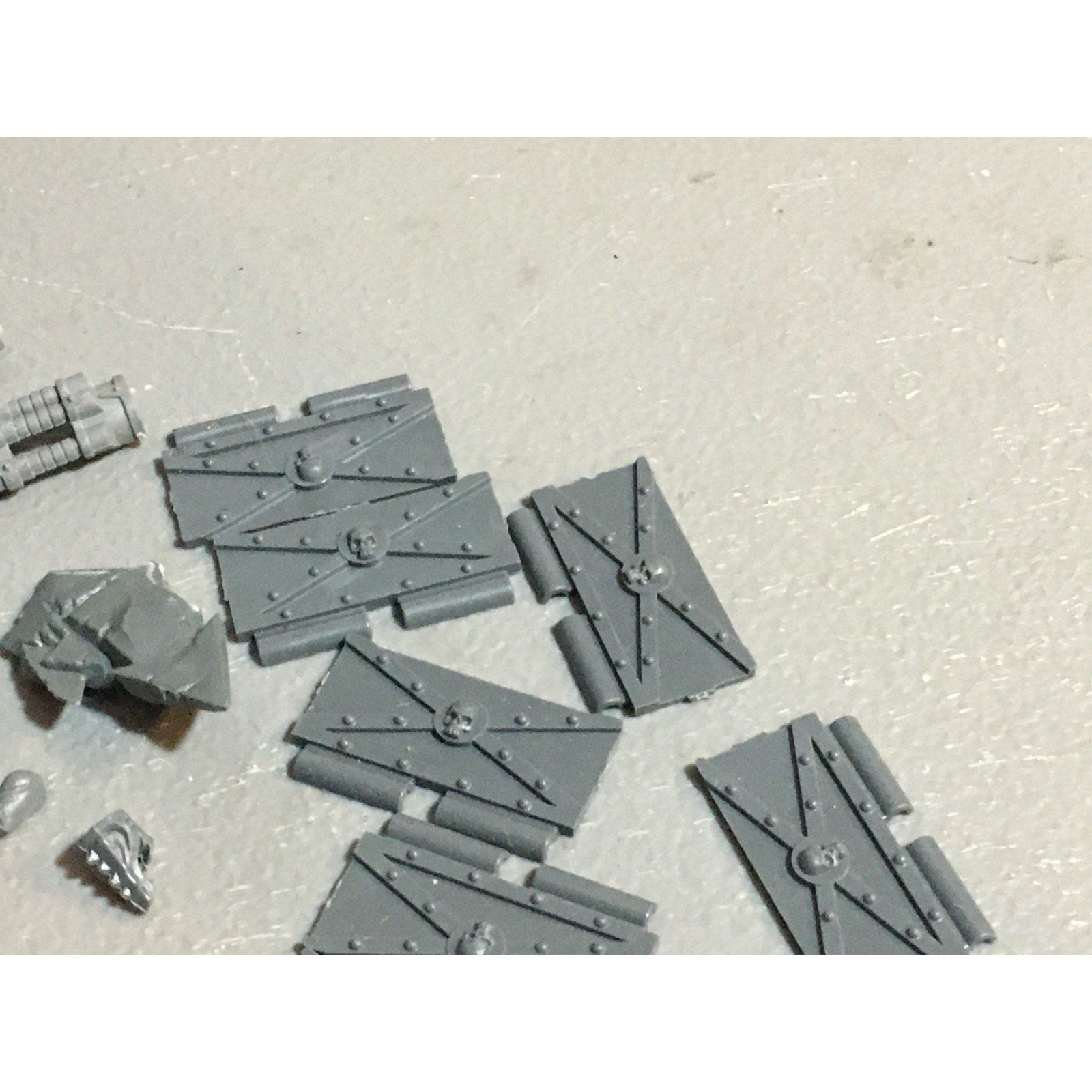 A24532 WARHAMMER 40K MIXED BITS LOT PLATES CHAOS IMPERIAL GW