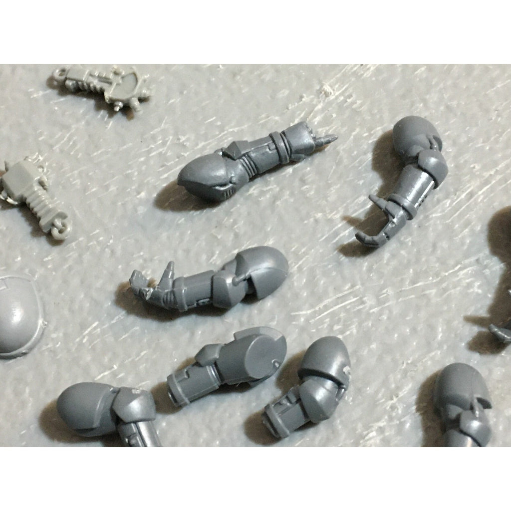 A23259 WARHAMMER 40K SPACE MARINES BITS LOT ARMS GAMES WORKSHOP GW