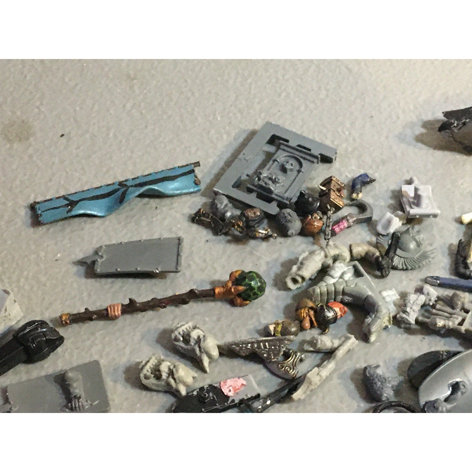 A32579 UNKNOWN PLASTIC MINIATURES BITS LOT FANTASY SCI-FI FUTURISTIC