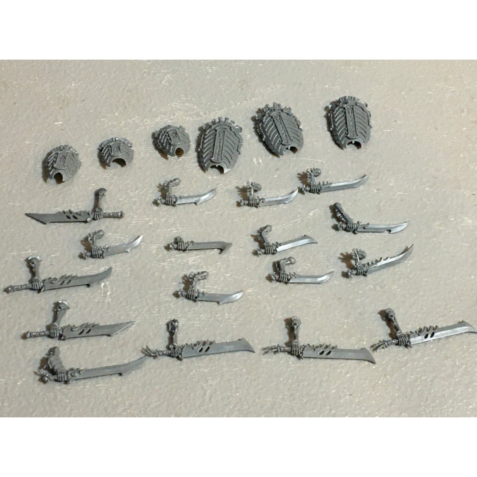 A23228 WARHAMMER FANTASY AOS TOMB KINGS OSSIARCH BITS LOT SWORDS SHIELDS GW