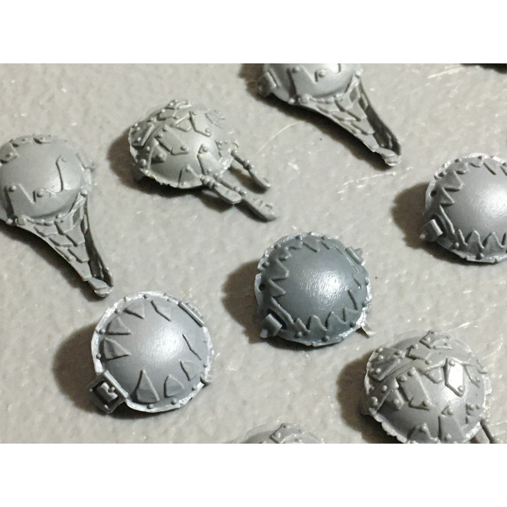 A22583 WARHAMMER FANTASY OGRE KINGDOMS BITS LOT GUT PLATES GAMES WORKSHOP GW