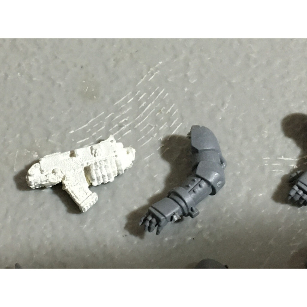 A22267 WARHAMMER 40K SPACE MARINES BITS LOT BOLTERS ARMS GAMES WORKSHOP GW