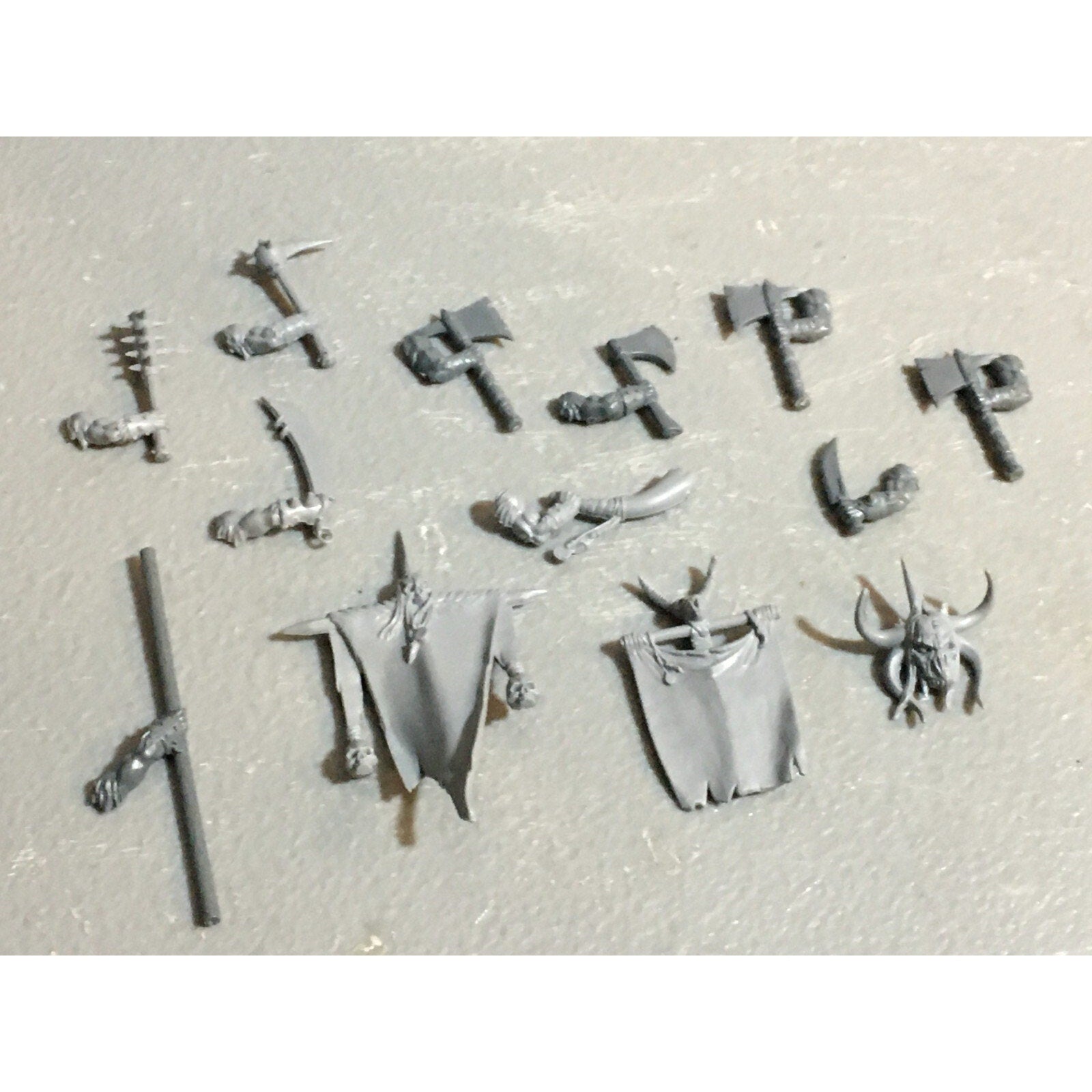 A23123 WARHAMMER FANTASY CHAOS BEASTMEN BITS LOT GORS BANNERS ARMS GW