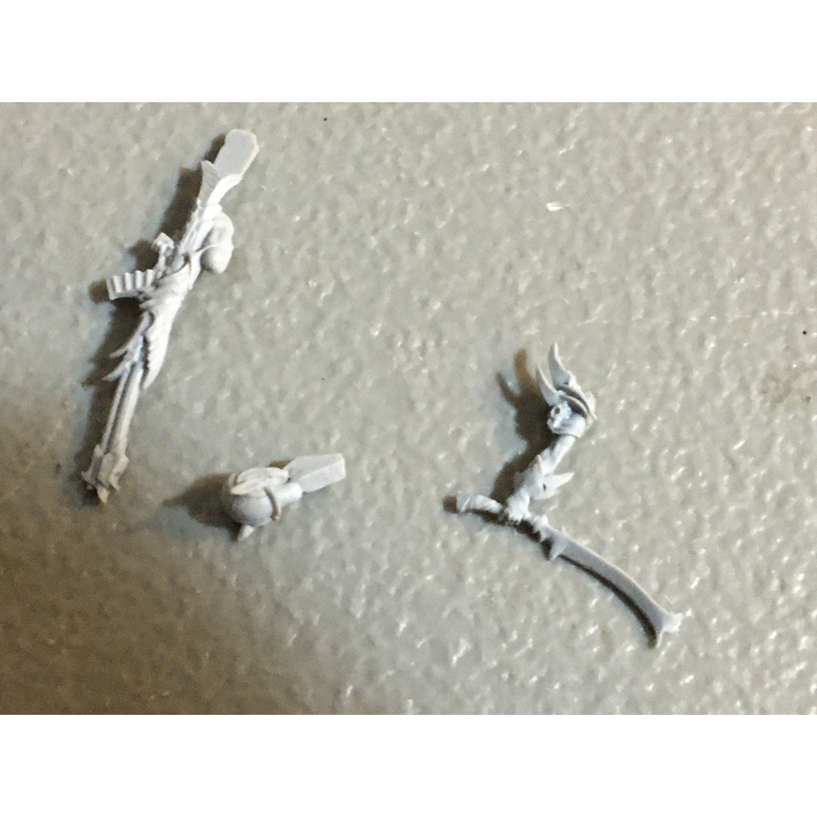 A32521 RAGING HEROES BITS LOT LEGS TORSO GUN ARM ELVES WAR GAMES MINIATURES