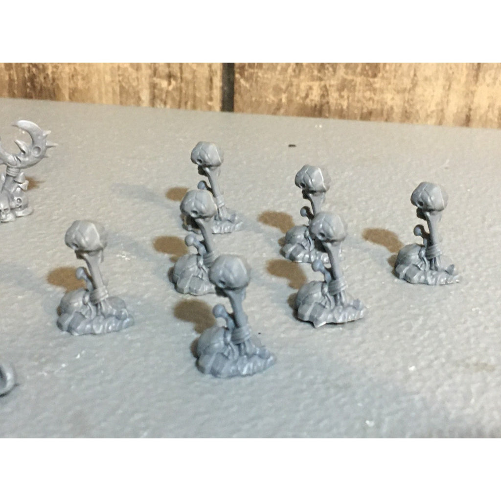 A24983 WARHAMMER FANTASY SKULL PASS OBJECTIVE MARKERS + EXTRA NIGHT GOBLIN BITS
