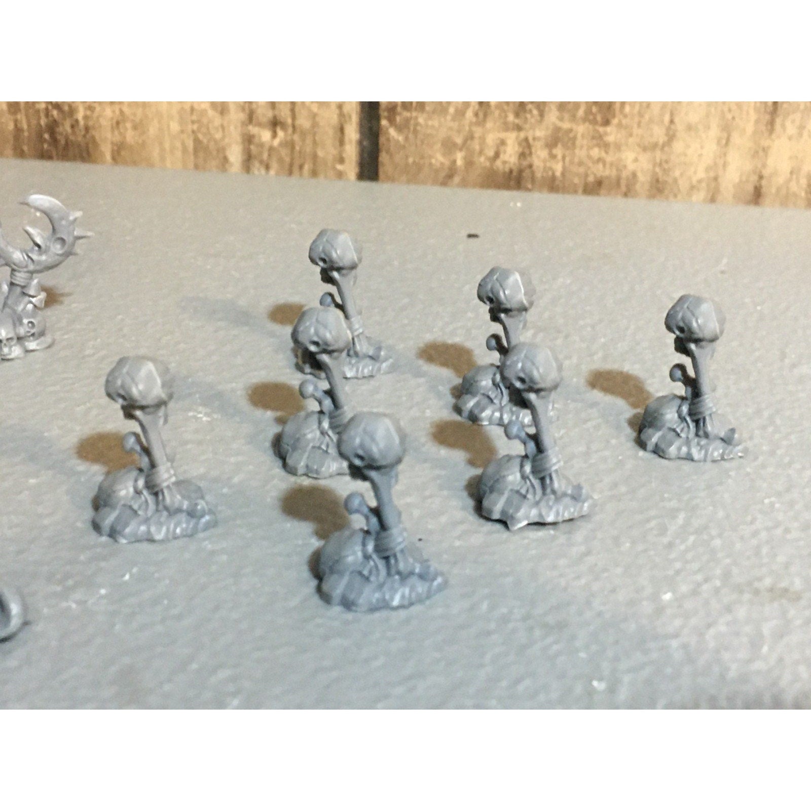A24983 WARHAMMER FANTASY SKULL PASS OBJECTIVE MARKERS + EXTRA NIGHT GOBLIN BITS