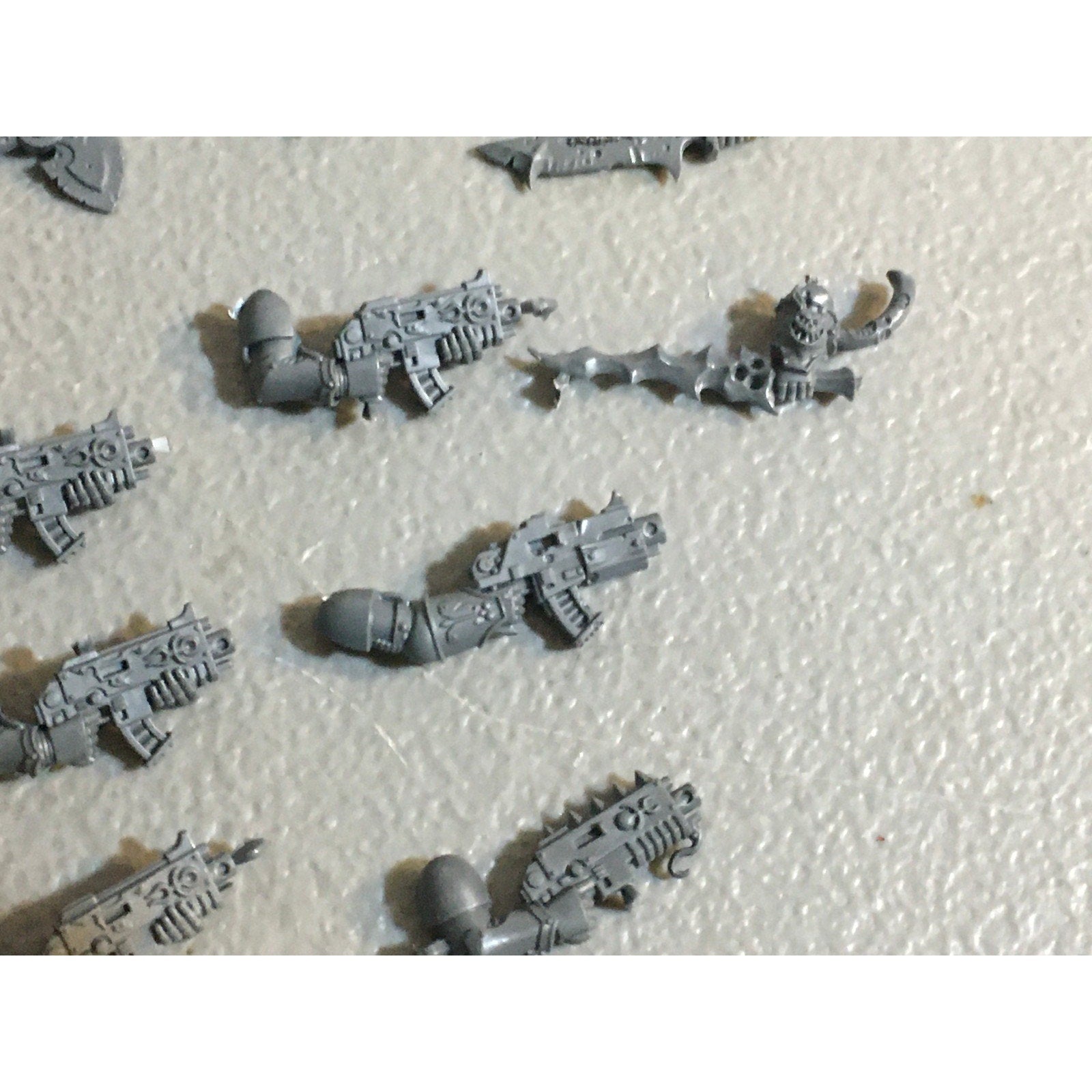A31461 WARHAMMER 40K CHAOS DEATH GUARD BITS LOT BOLTER LEGS PLAGUE KNIFE GW