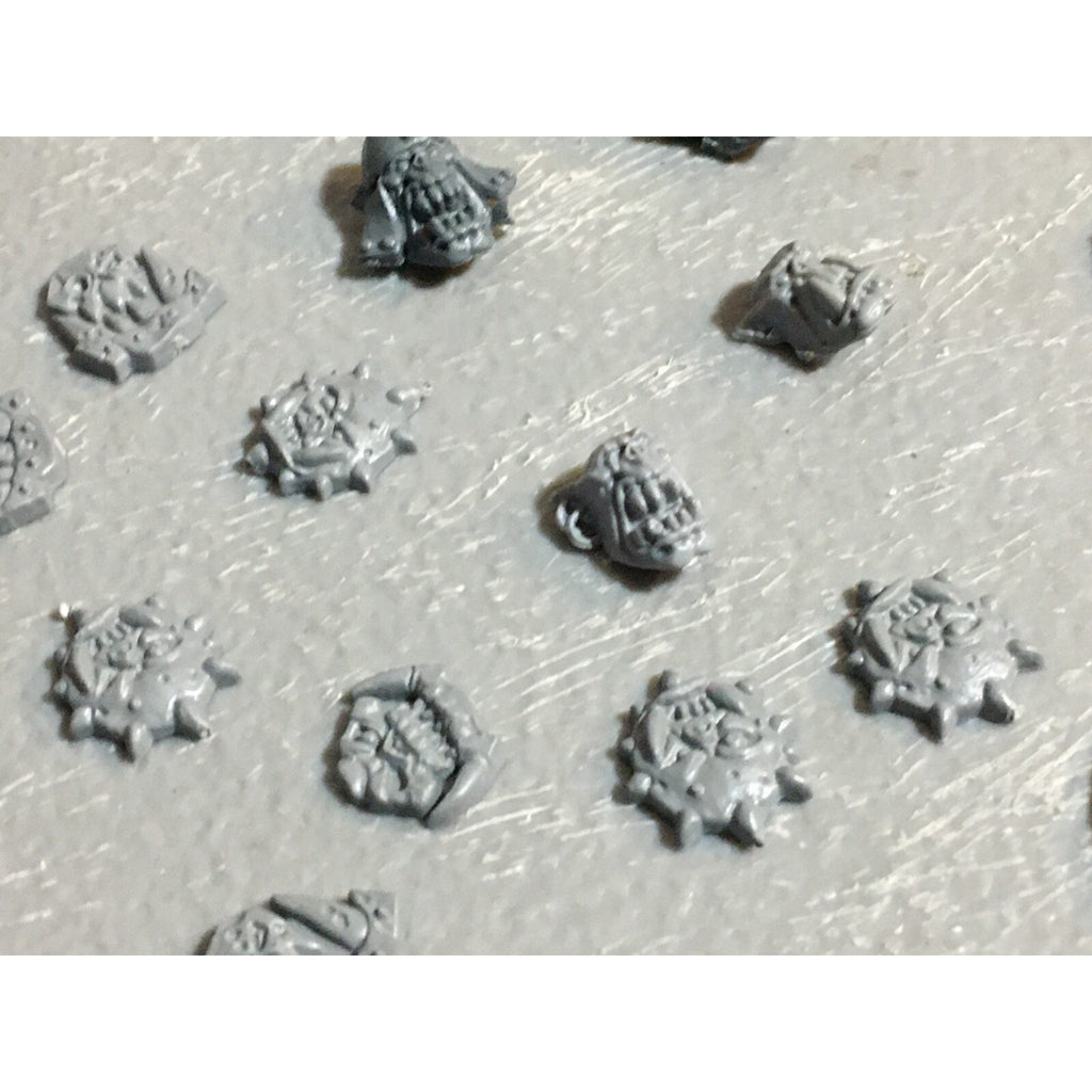 A23396 WARHAMMER FANTASY ORCS & GOBLINS BITS LOT ORC SHIELDS HEADS ICONS GW