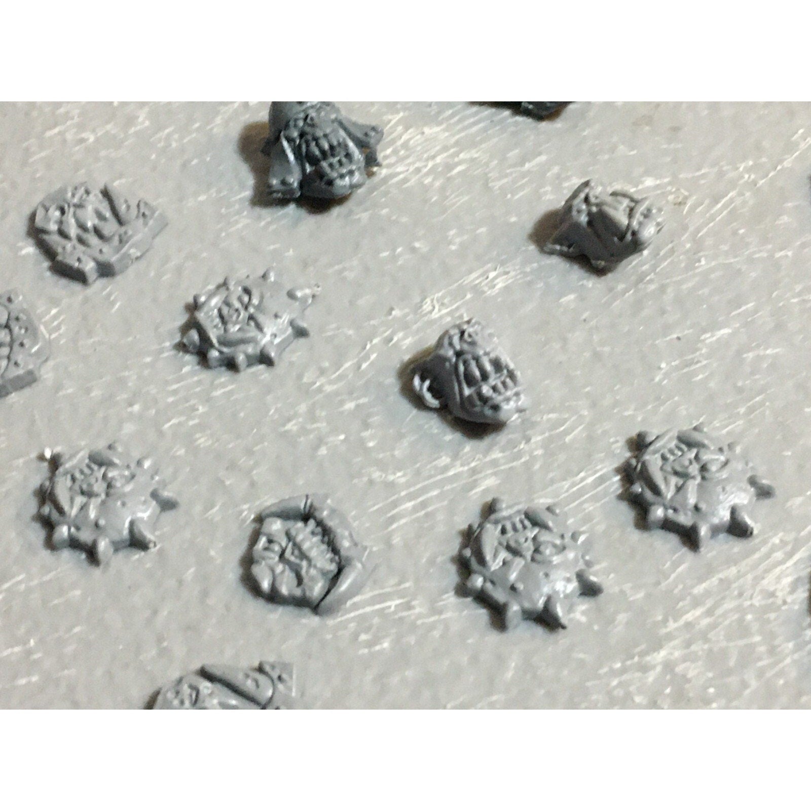 A23396 WARHAMMER FANTASY ORCS & GOBLINS BITS LOT ORC SHIELDS HEADS ICONS GW
