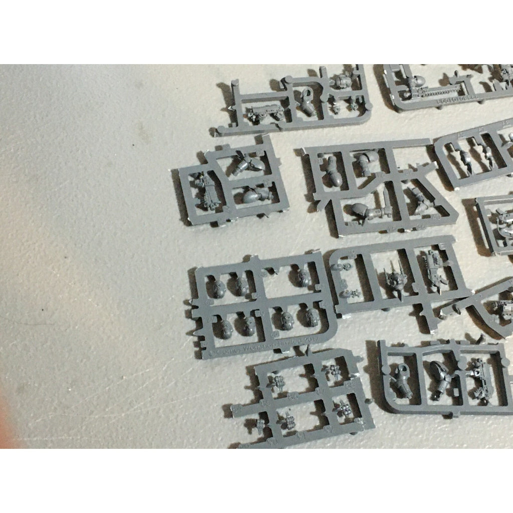 A20144 WARHAMMER 40K BITS LOT SPACE MARINES ON SPRUE HEADS ARMS