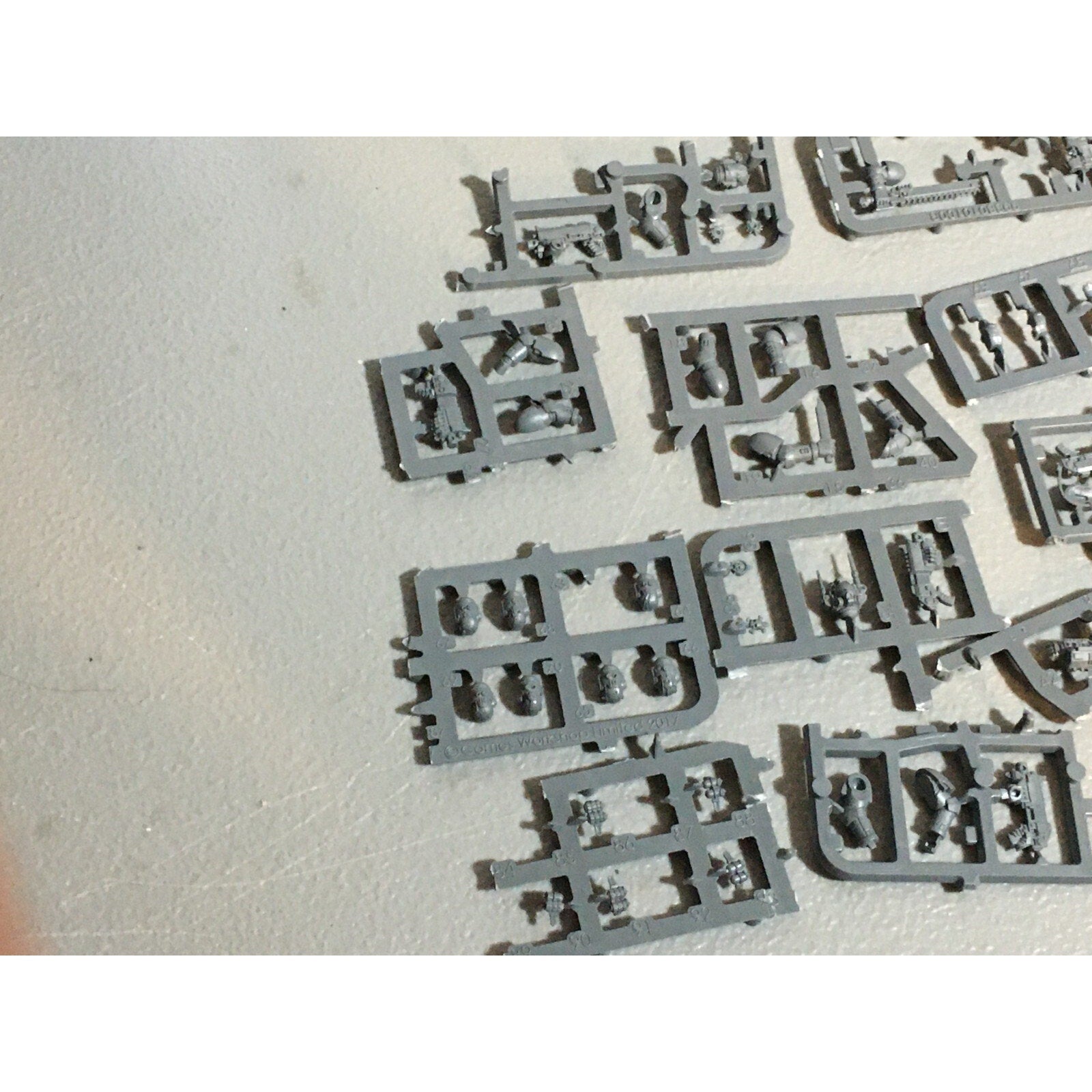 A20144 WARHAMMER 40K BITS LOT SPACE MARINES ON SPRUE HEADS ARMS