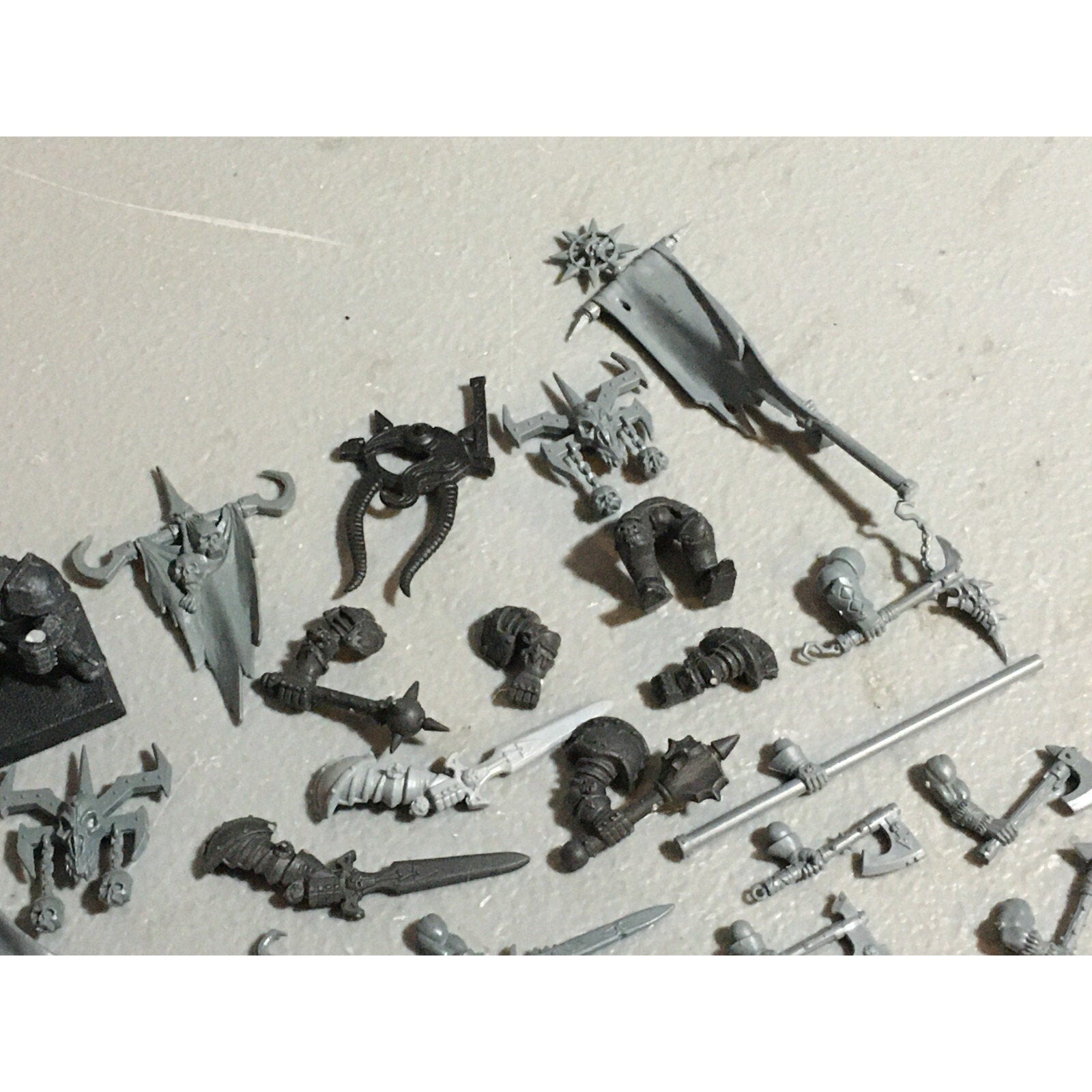 A21064 WARHAMMER FANTASY CHAOS MORTALS BITS LOT MARAUDERS WARRIORS FLAILS HEADS