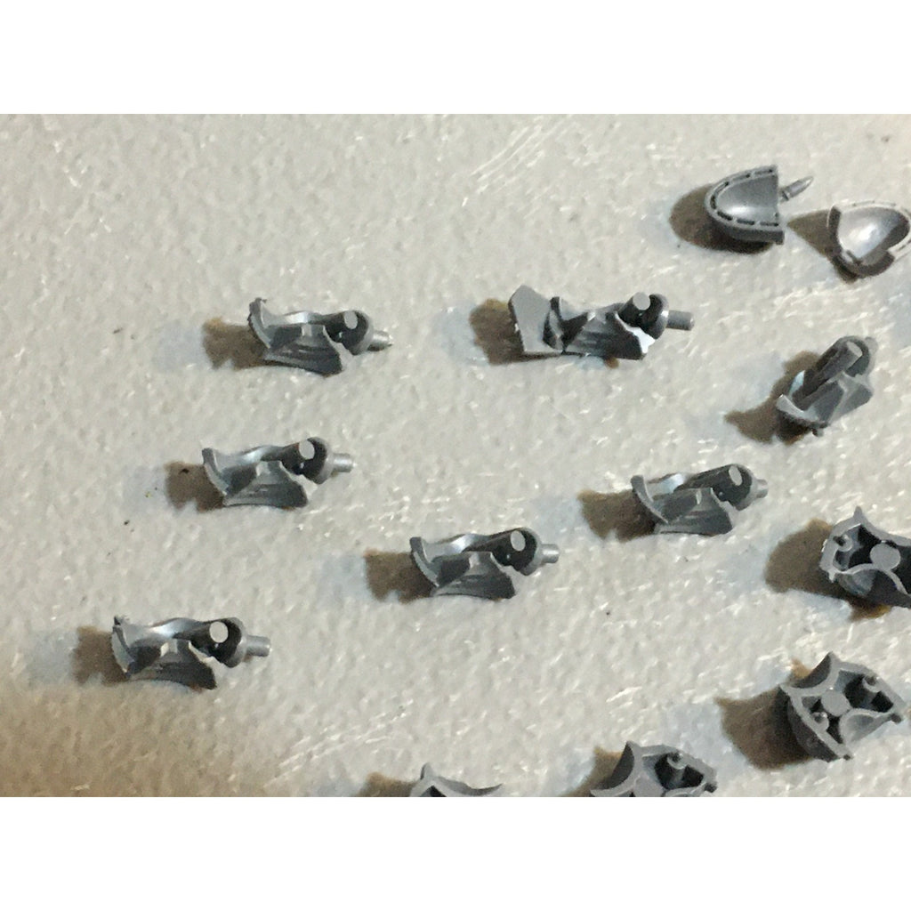 A29448 WARHAMMER 40K SPACE MARINES BITS LOT TORSO PARTS SHOULDER PADS GW