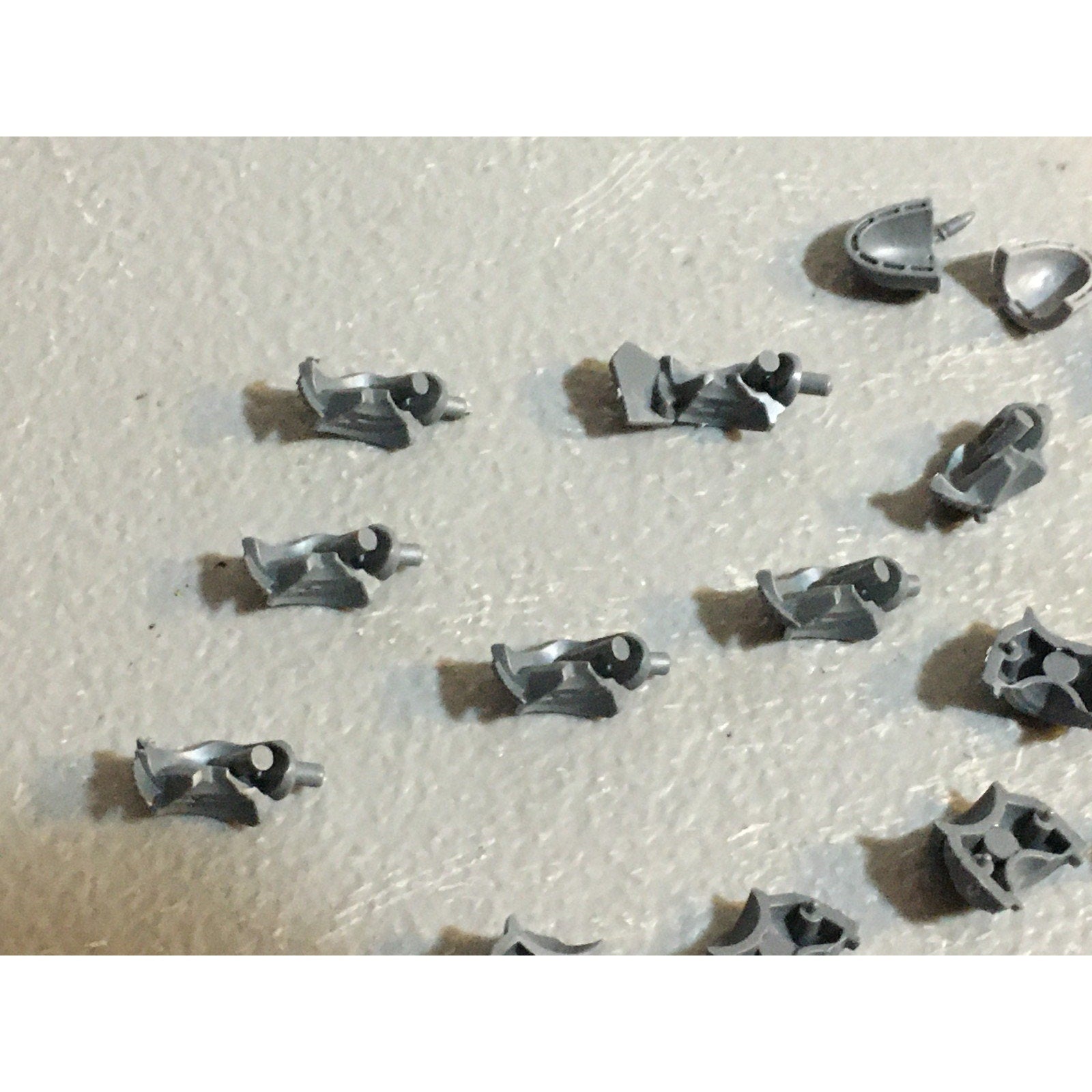 A29448 WARHAMMER 40K SPACE MARINES BITS LOT TORSO PARTS SHOULDER PADS GW