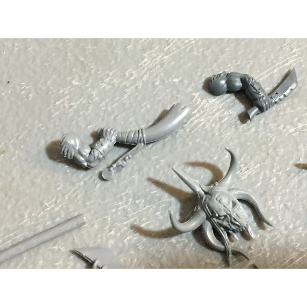 A23127 WARHAMMER FANTASY CHAOS BEASTMEN BITS LOT GORS BANNERS ARMS GW