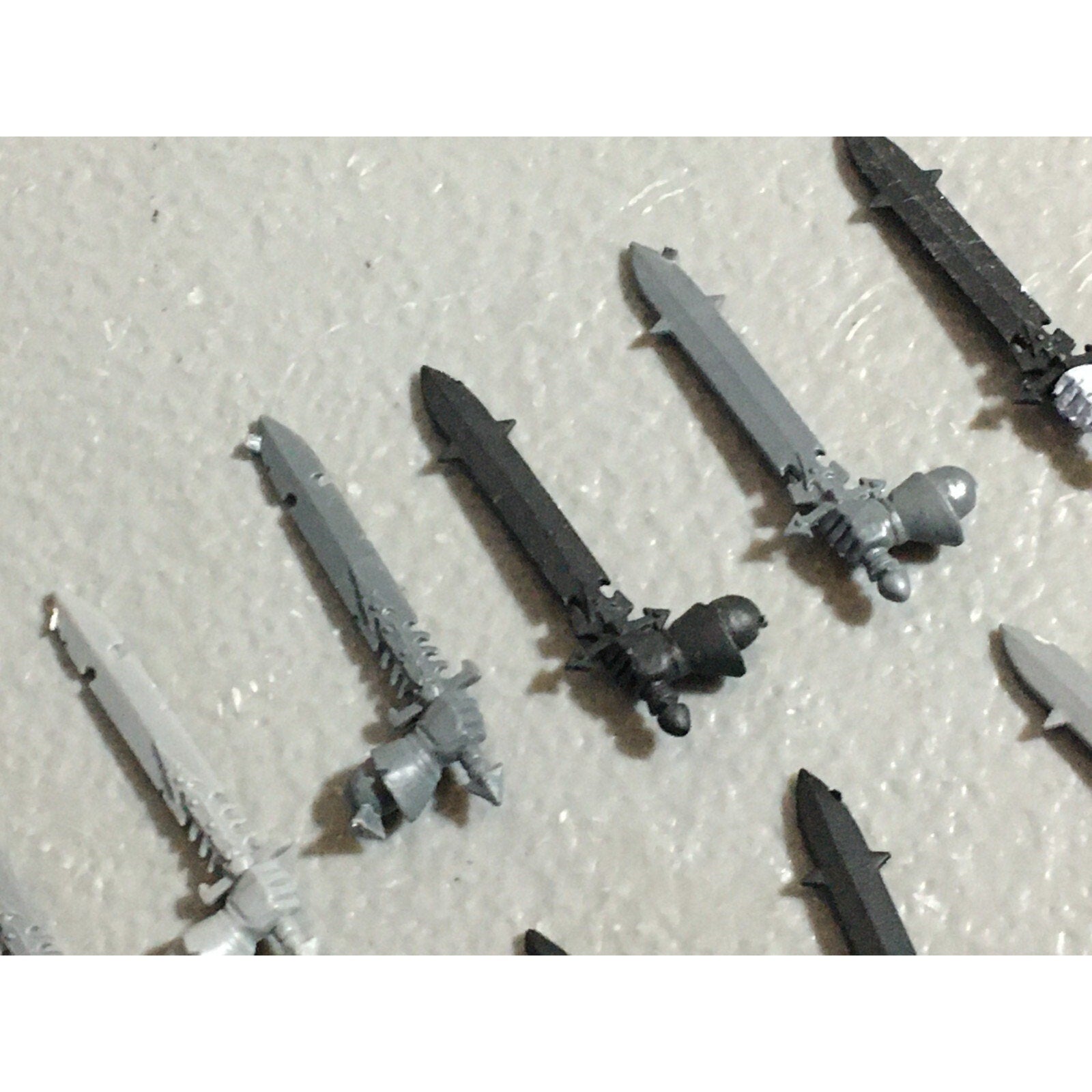A22220 WARHAMMER FANTASY CHAOS MORTALS BITS LOT SWORD HANDS GAMES WORKSHOP