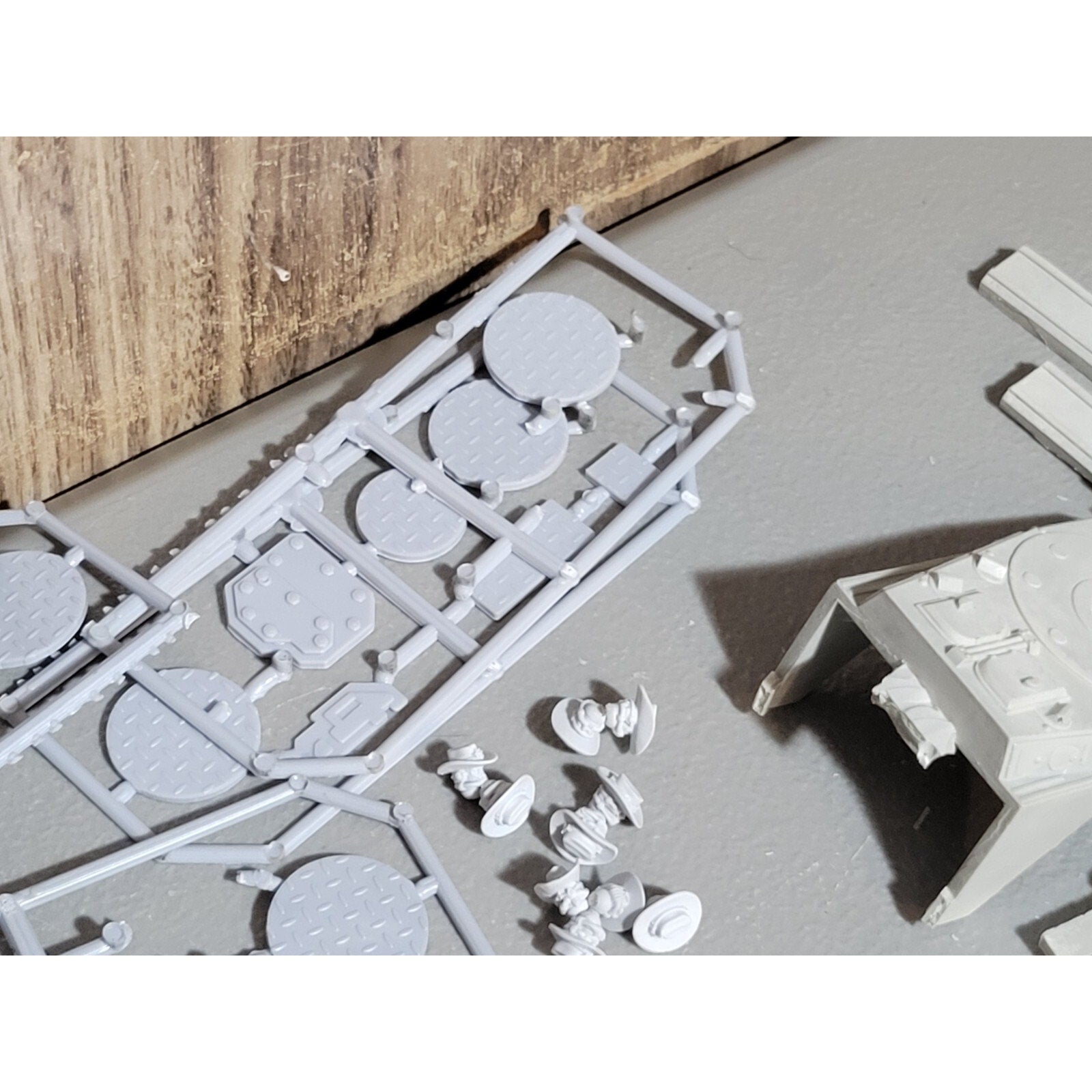A17898 UNKNOWN TANK LOT BITS GUNS HEADS FUTURISTIC SCI-FI BATTLE
