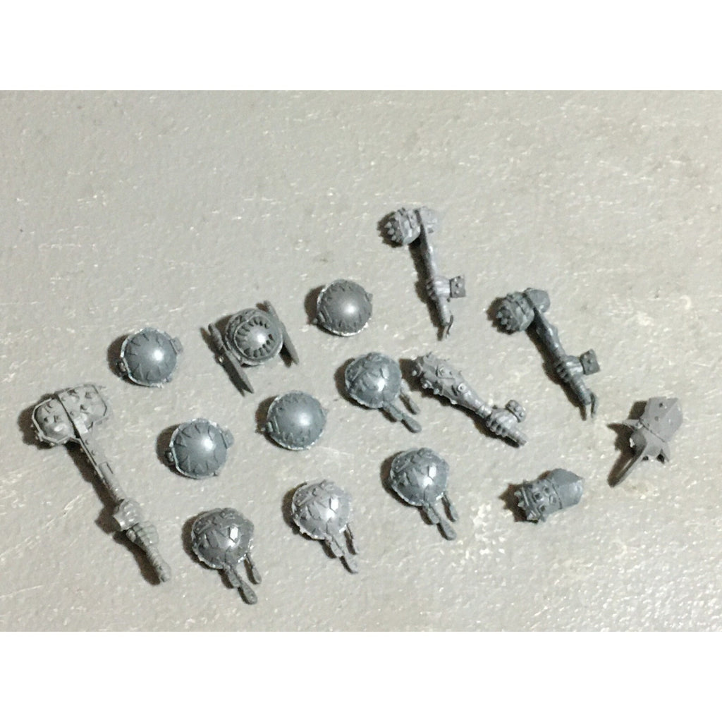 A22584 WARHAMMER FANTASY OGRE KINGDOMS BITS LOT HANDS PLATES GAMES WORKSHOP GW