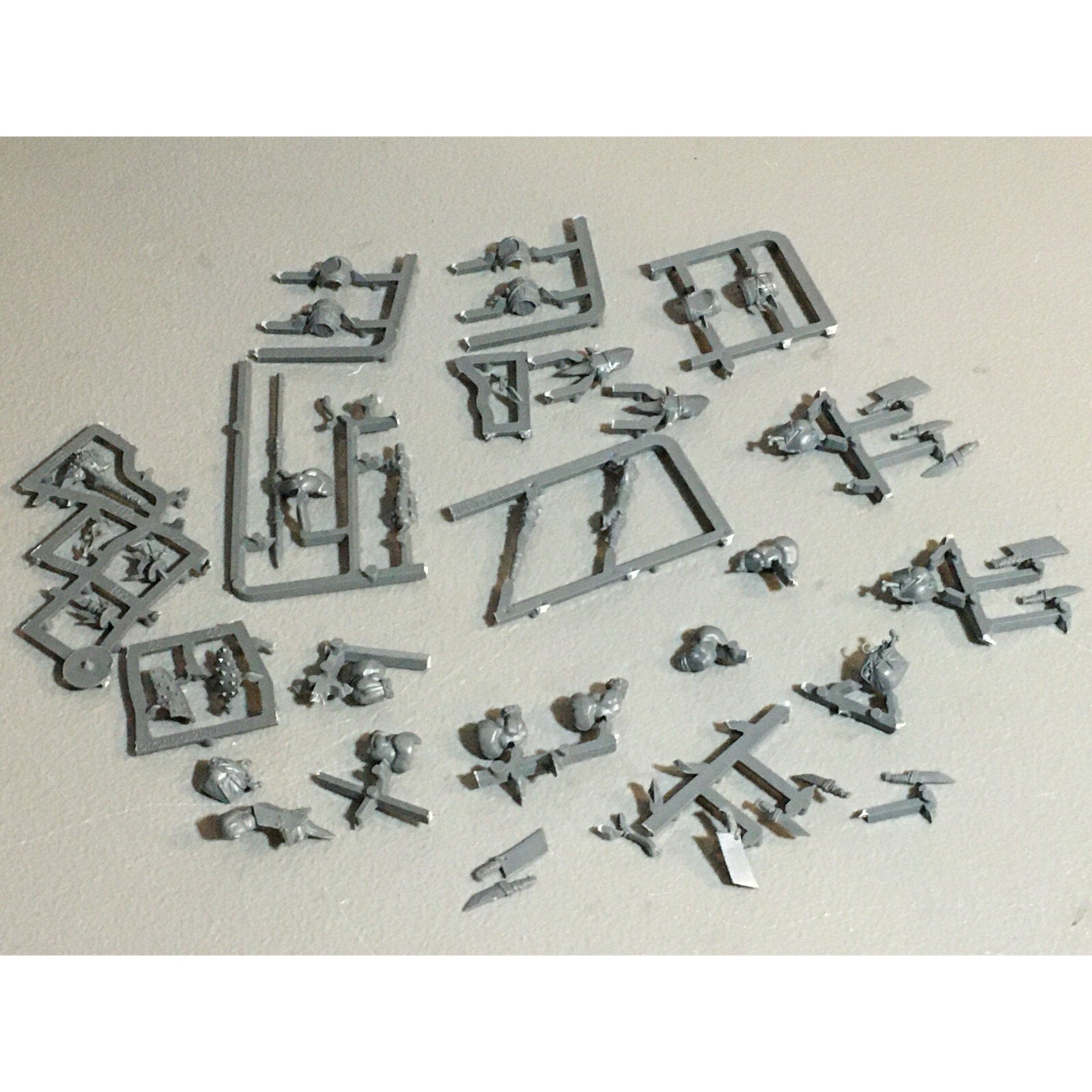 A23589 WARHAMMER AOS FANTASY OGRE KINGDOMS MAWTRIBES BITS ON SPRUE LOT ARMS EXTR