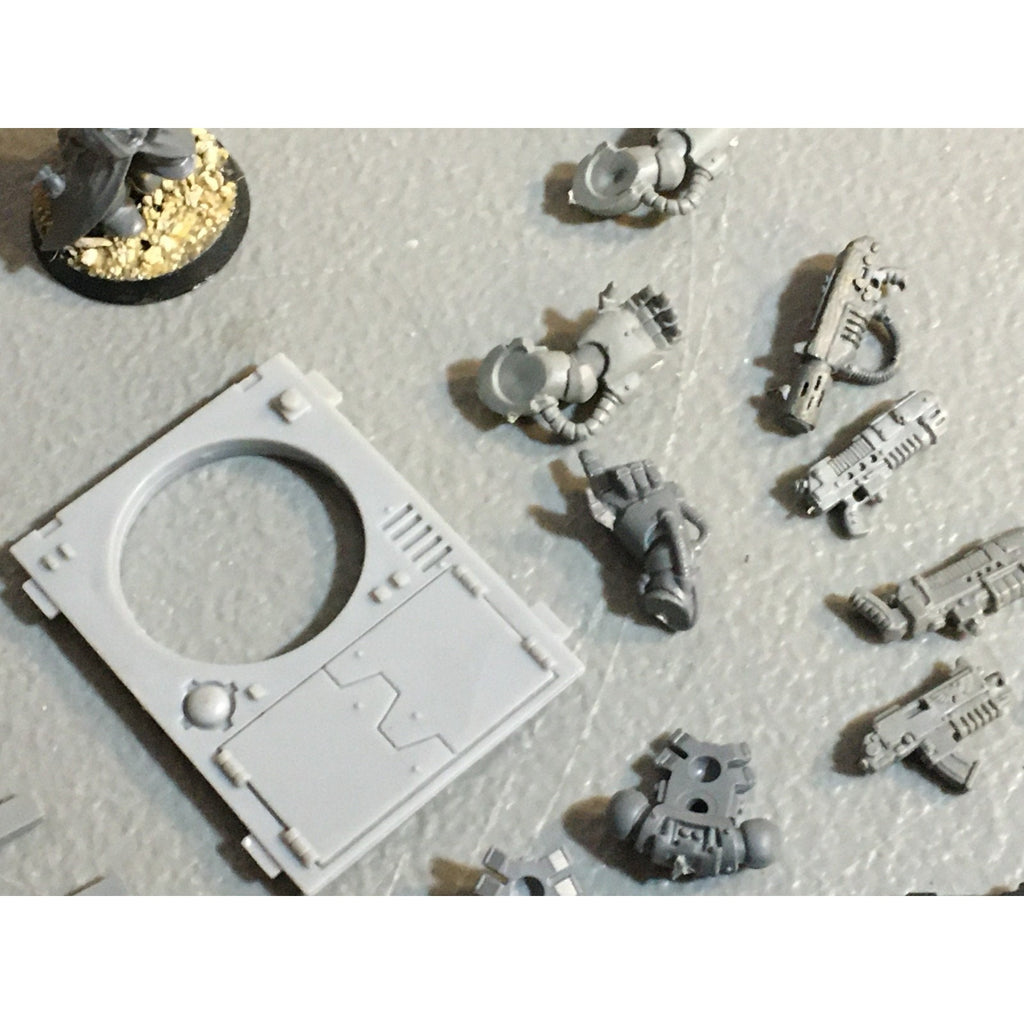 A25111 WARHAMMER 40K SPACE MARINES BITS LOT POWERFIST GUNS BACKPACK GW