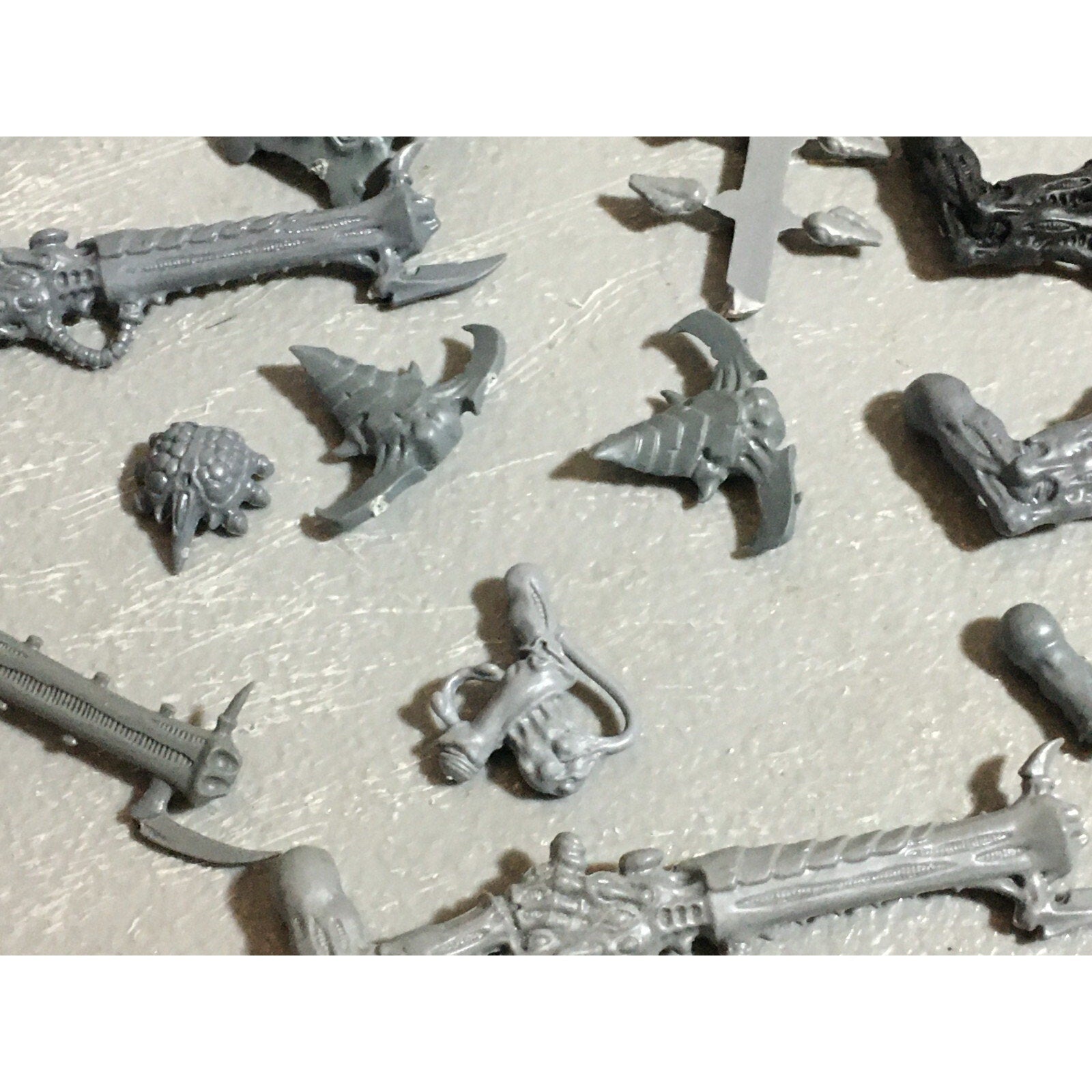 A22318 WARHAMMER 40K TYRANIDS BITS LOT MIXED GAMES WORKSHOP GW