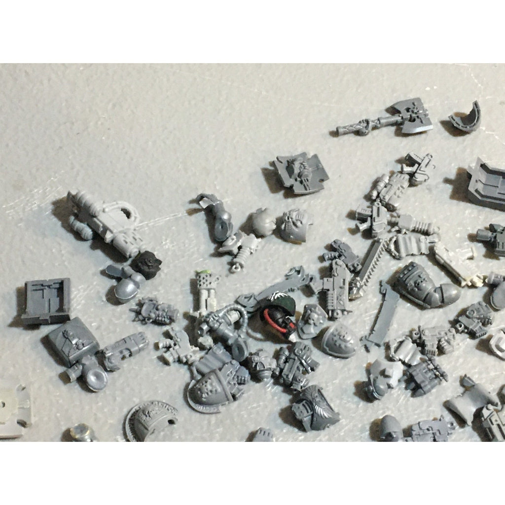 A24528 WARHAMMER 40K SPACE MARINES BITS LOT MIXED HEADS ARMS TANK GW