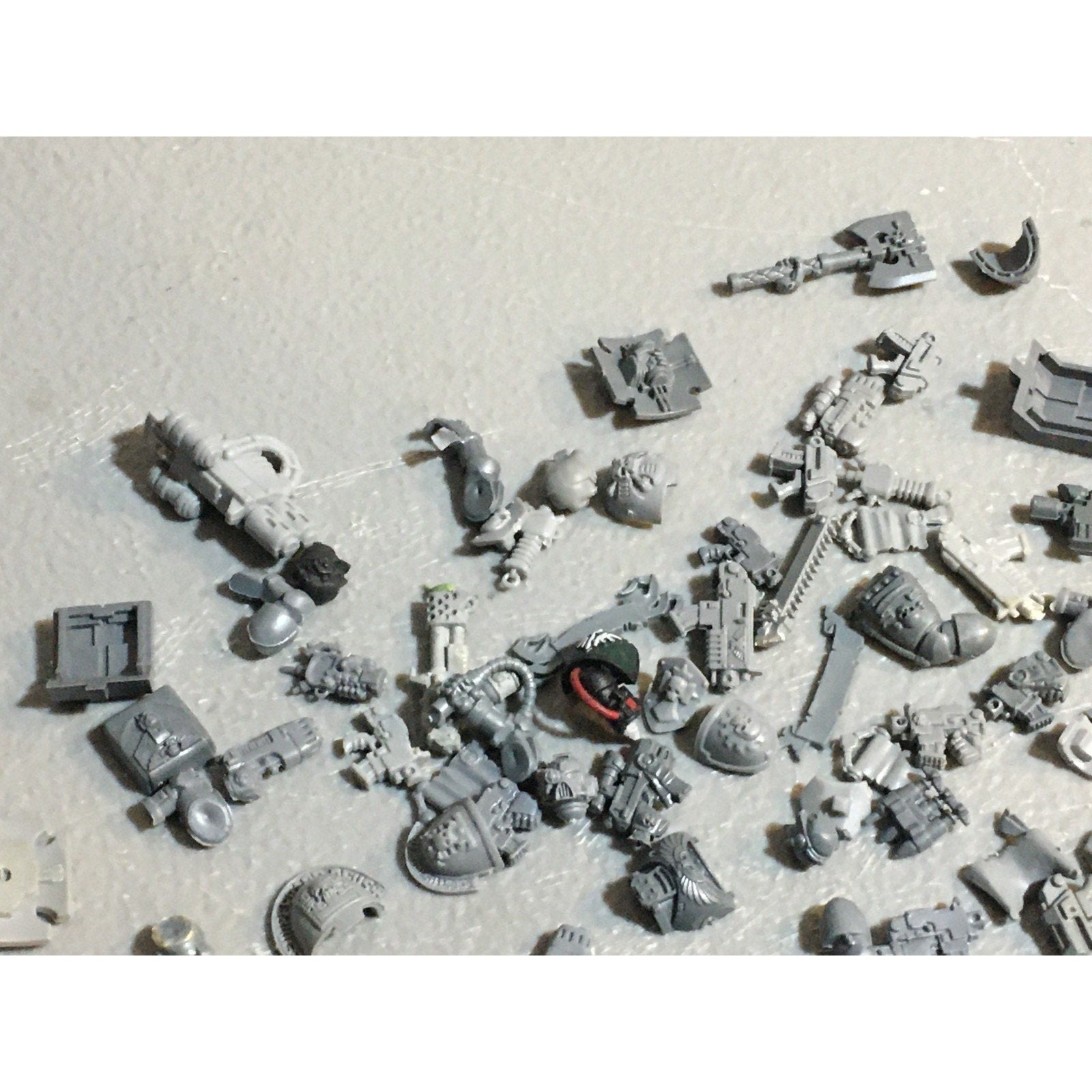 A24528 WARHAMMER 40K SPACE MARINES BITS LOT MIXED HEADS ARMS TANK GW