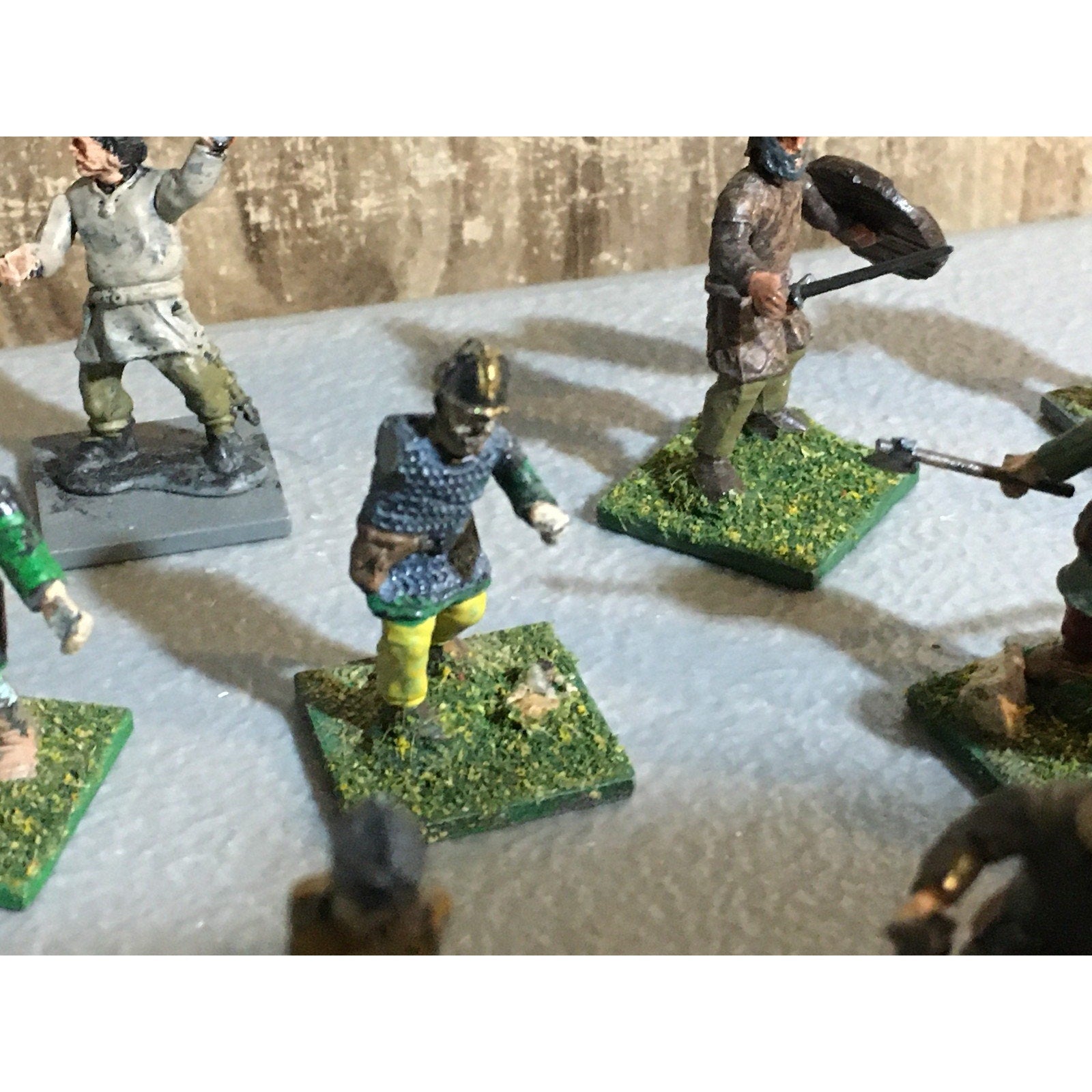 A32498 UNKNOWN PLASTIC MINIATURES INCOMPLETE LOT FANTASY HUMAN WARRIOR SOLDIER