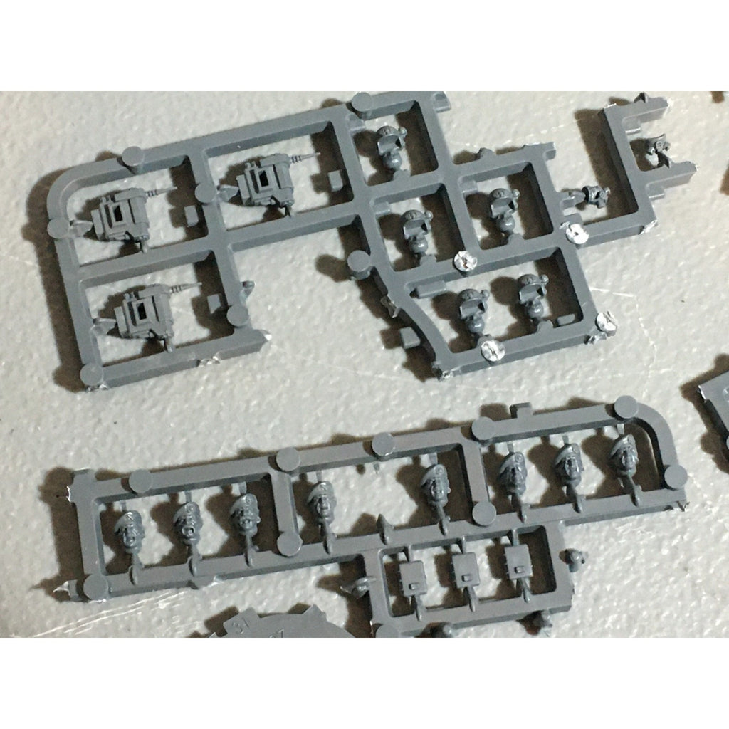 A20989 WARHAMMER 40K ASTRA IMPERIAL GUARD BITS ON SPRUE LOT SCIONS HEADS ACCESSO