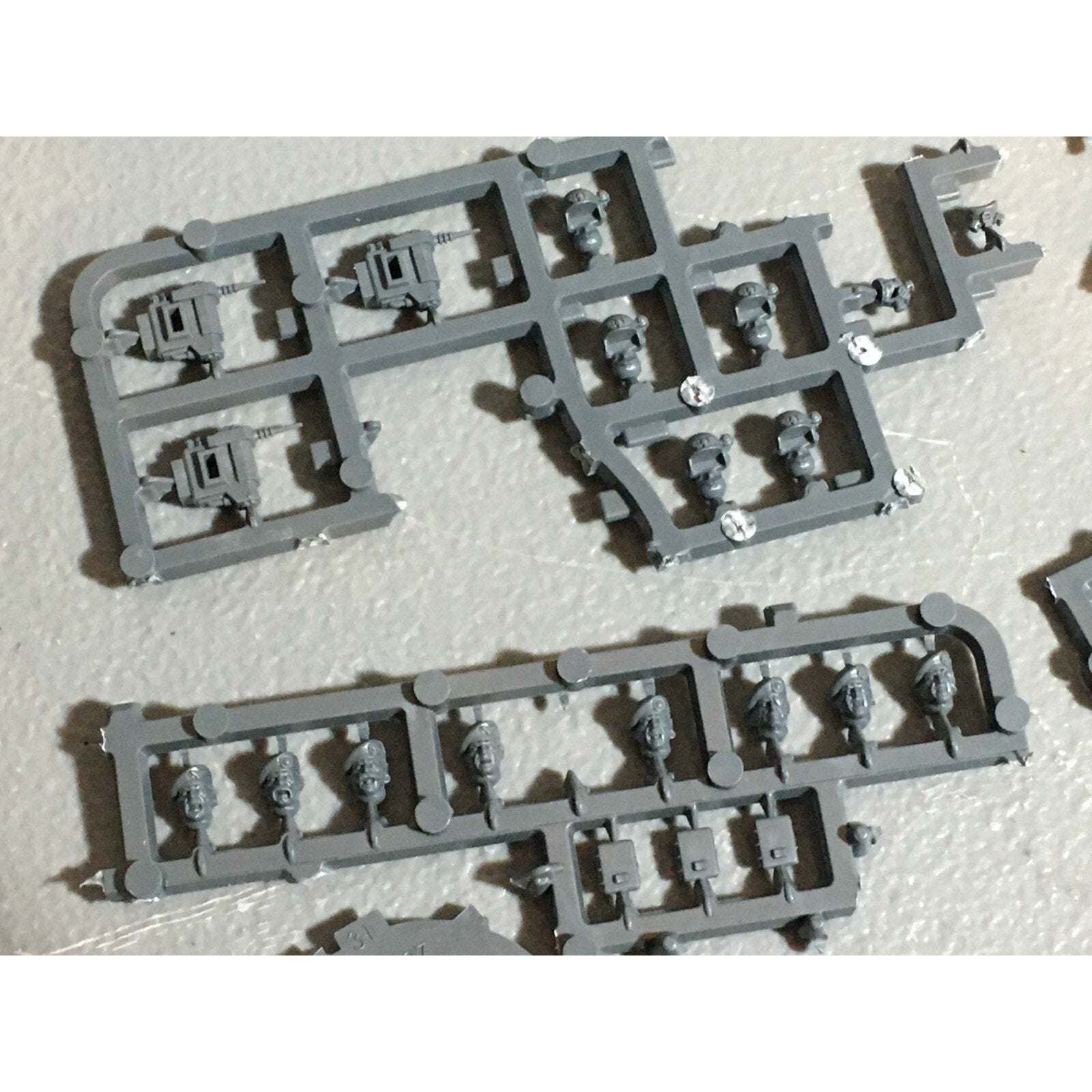 A20989 WARHAMMER 40K ASTRA IMPERIAL GUARD BITS ON SPRUE LOT SCIONS HEADS ACCESSO
