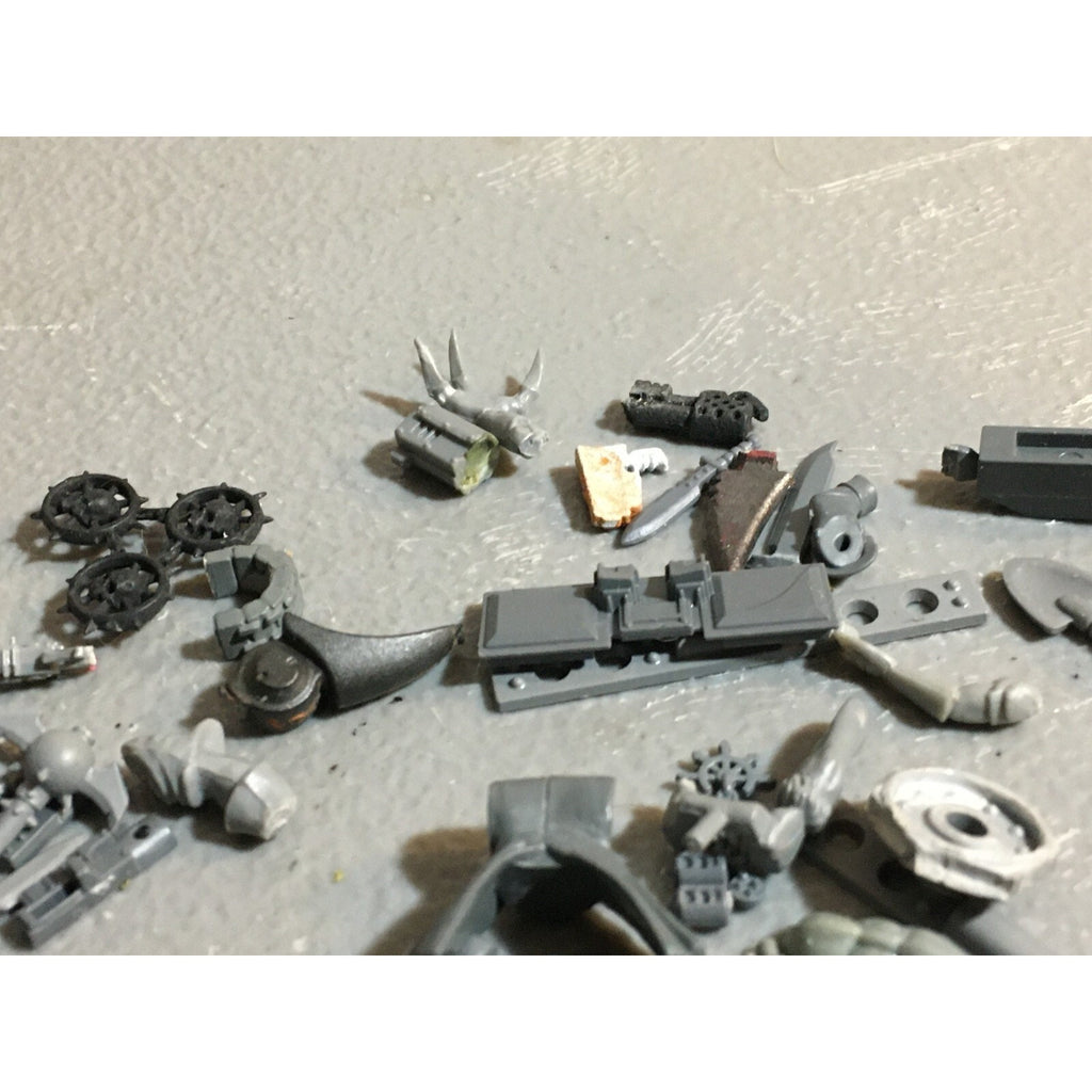 A23485 WARHAMMER 40K BITS LOT MIXED VEHICLE TANK WEAPON GAMES WORKSHOP GW