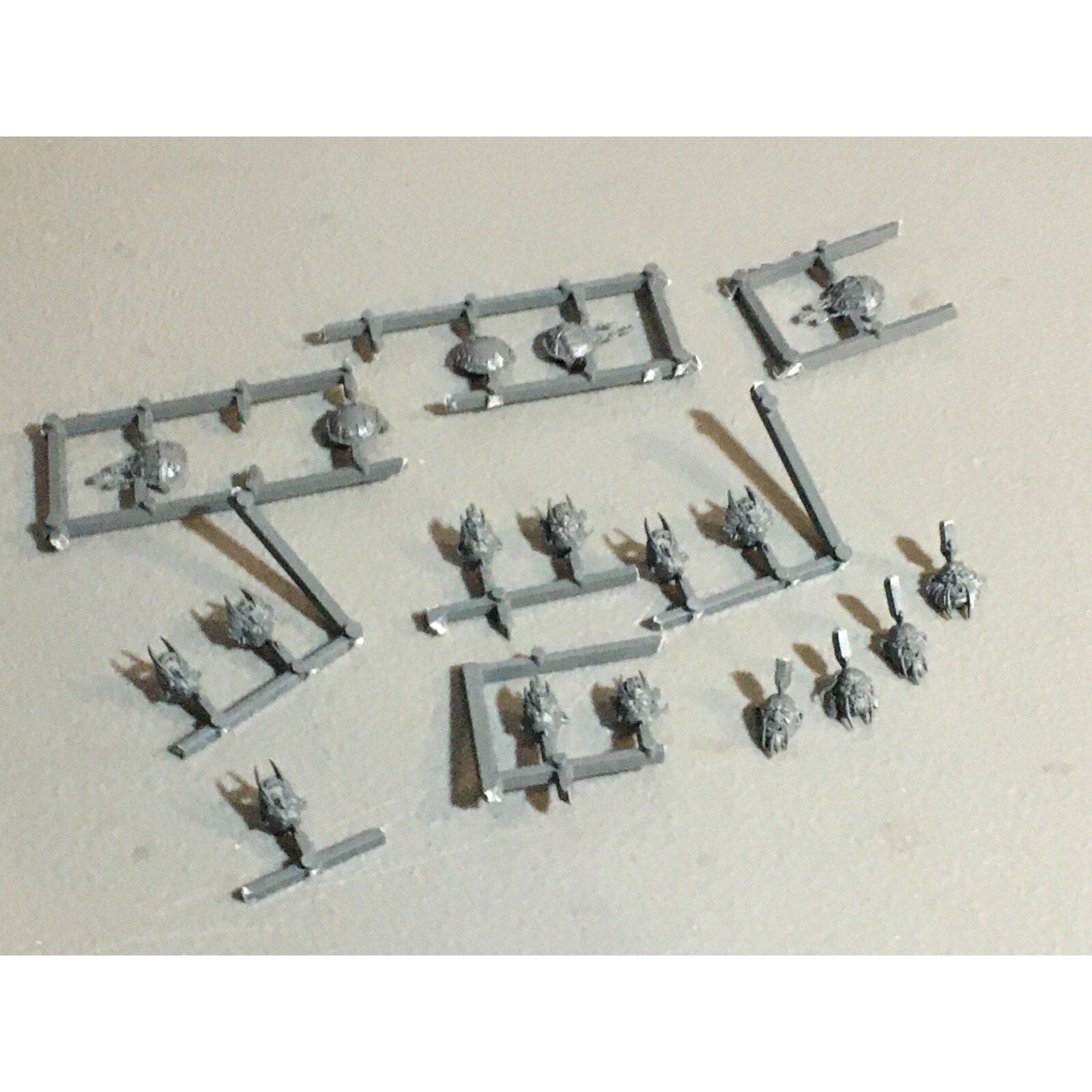 A23587 WARHAMMER AOS FANTASY OGRE KINGDOMS MAWTRIBES BITS ON SPRUE LOT HEAD PLAT