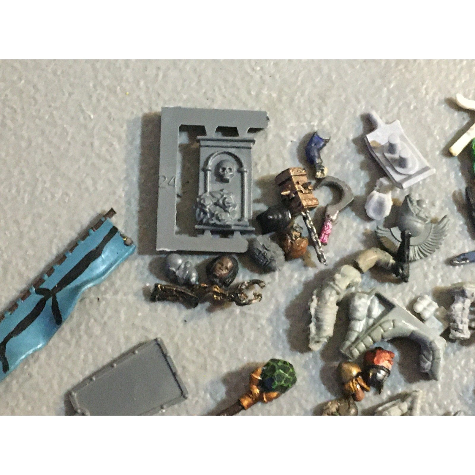 A32579 UNKNOWN PLASTIC MINIATURES BITS LOT FANTASY SCI-FI FUTURISTIC