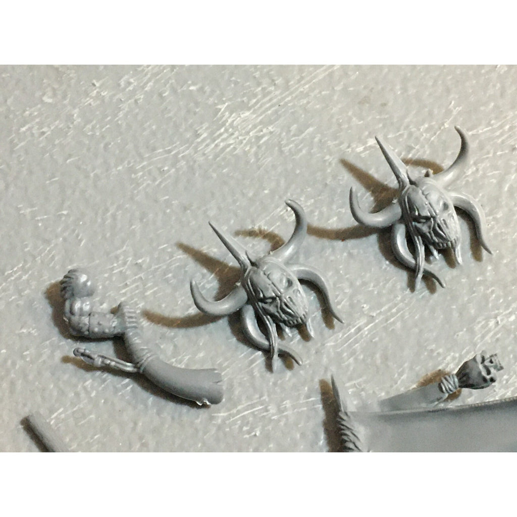 A23132 WARHAMMER FANTASY CHAOS BEASTMEN BITS LOT GORS BANNERS ARMS GW