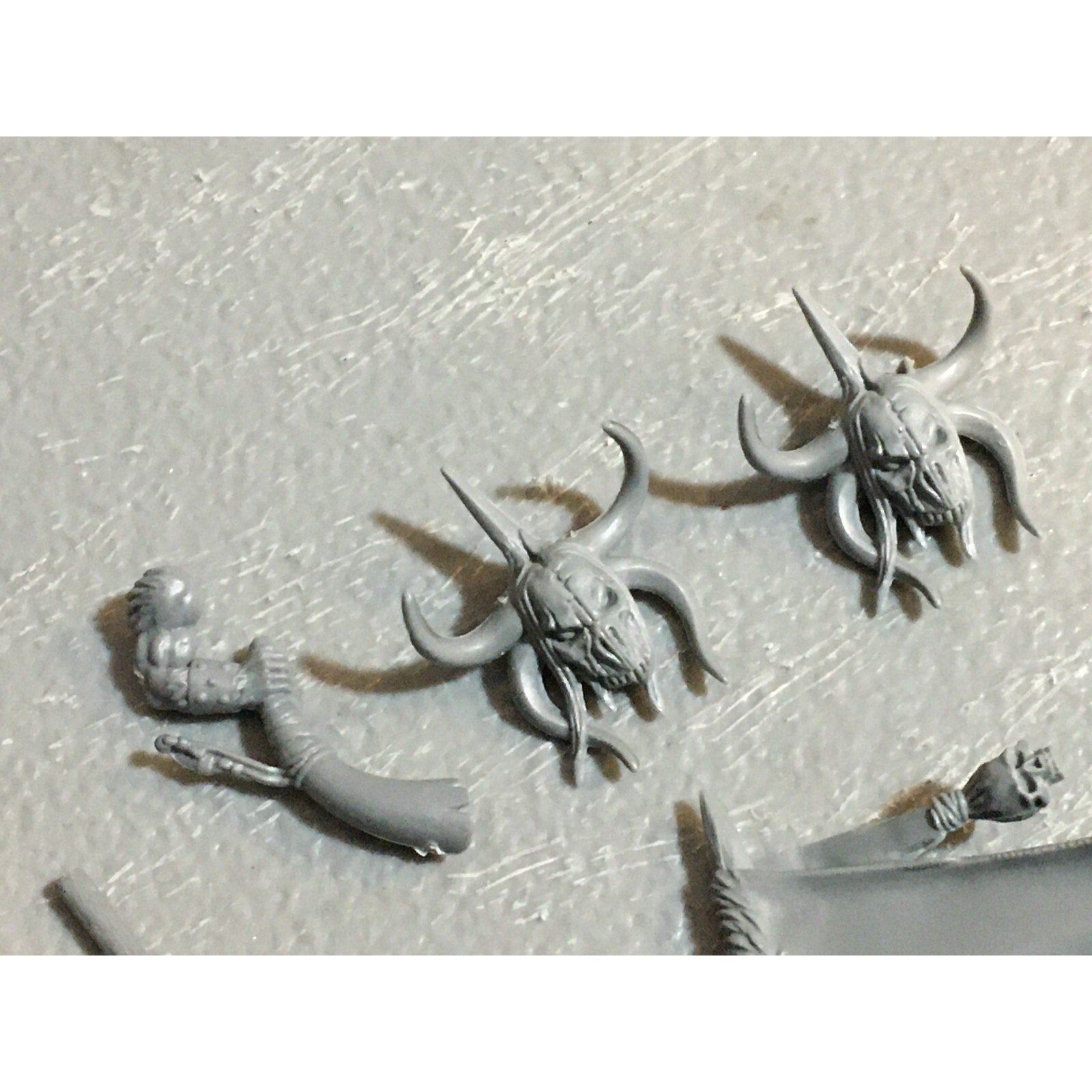 A23132 WARHAMMER FANTASY CHAOS BEASTMEN BITS LOT GORS BANNERS ARMS GW