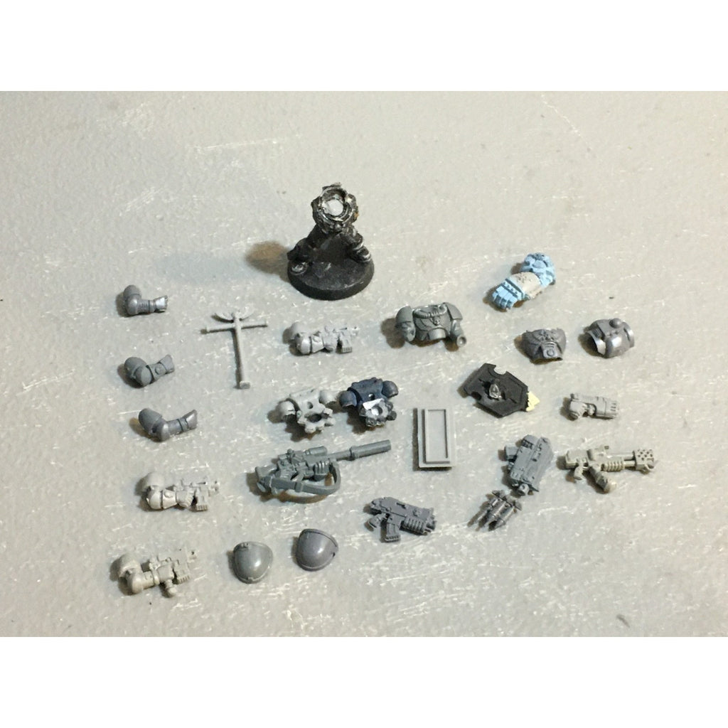 A27541 WARHAMMER 40K SPACE MARINES BITS LOT ARMS GUNS BANNER POLE GW