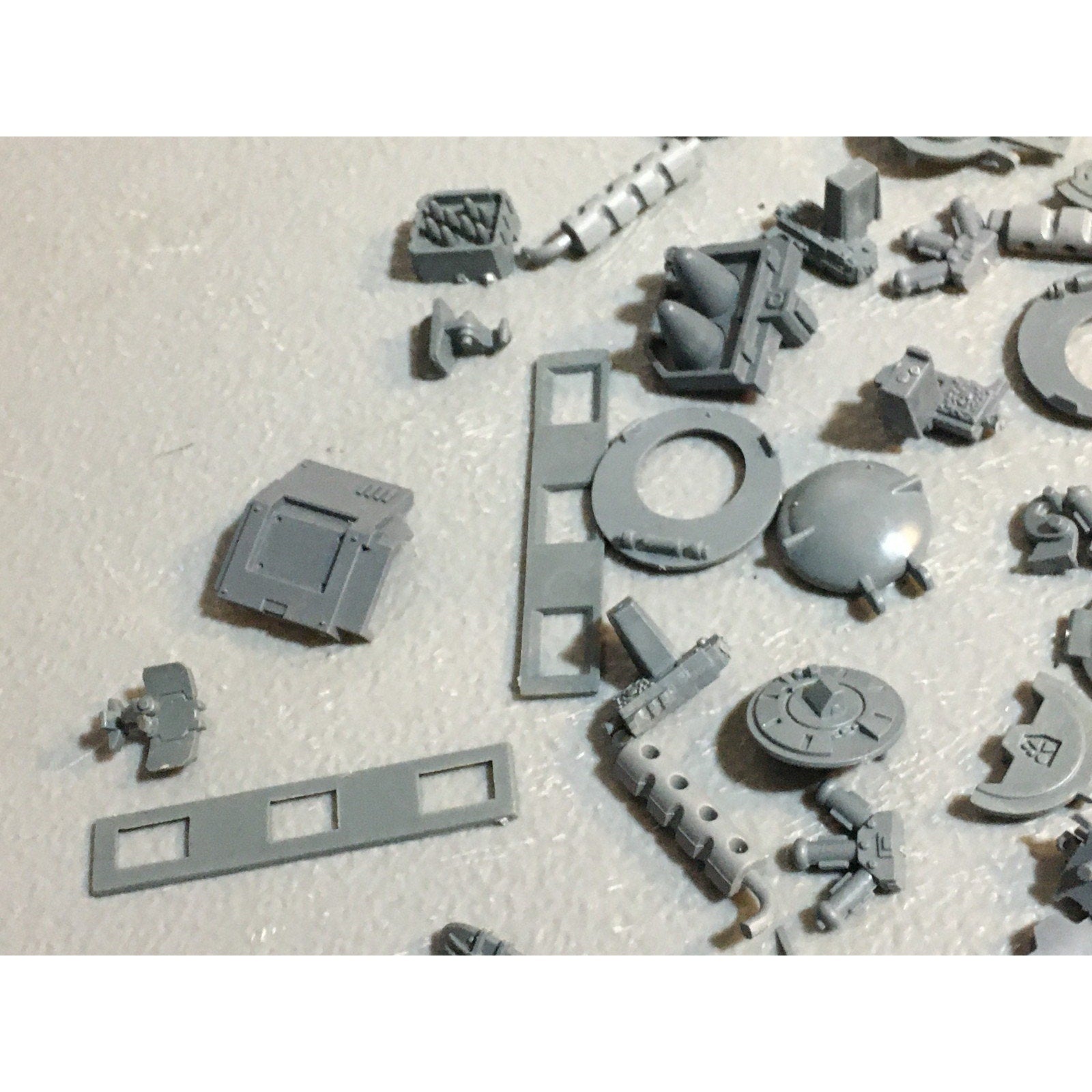 A24525 WARHAMMER 40K SPACE MARINES BITS LOT TANKS LIDS ACCESSOIRES