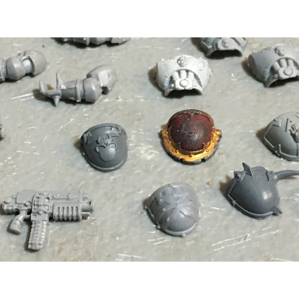 A22981 WARHAMMER 40K CHAOS SPACE MARINES BITS LOT MIXED SHOULDER TORSO ARM GW