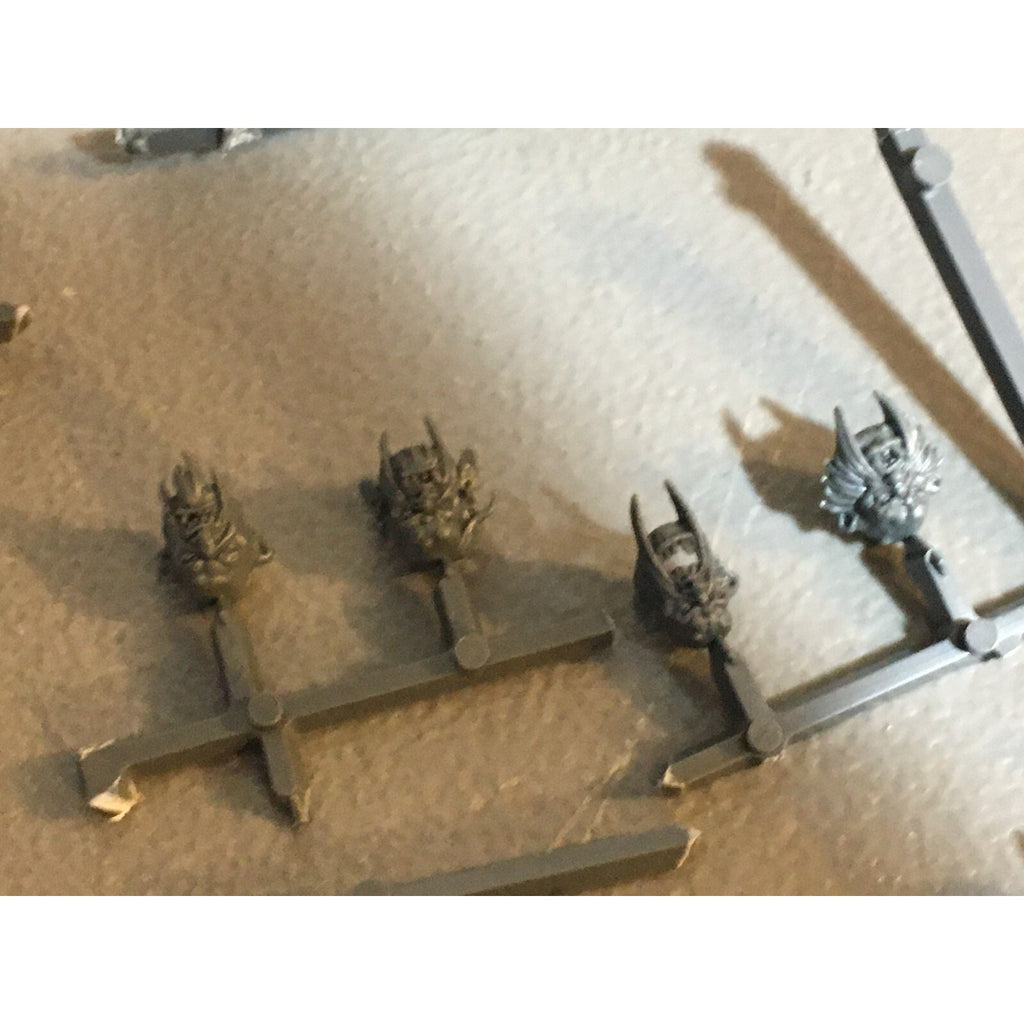A23587 WARHAMMER AOS FANTASY OGRE KINGDOMS MAWTRIBES BITS ON SPRUE LOT HEAD PLAT