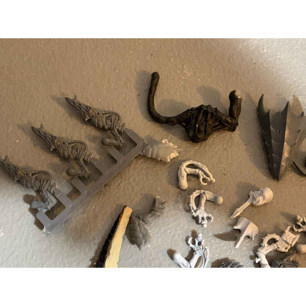 A23286 WARHAMMER 40K TYRANIDS INCOMPLETE BITS LOT SOME METAL OOP GW