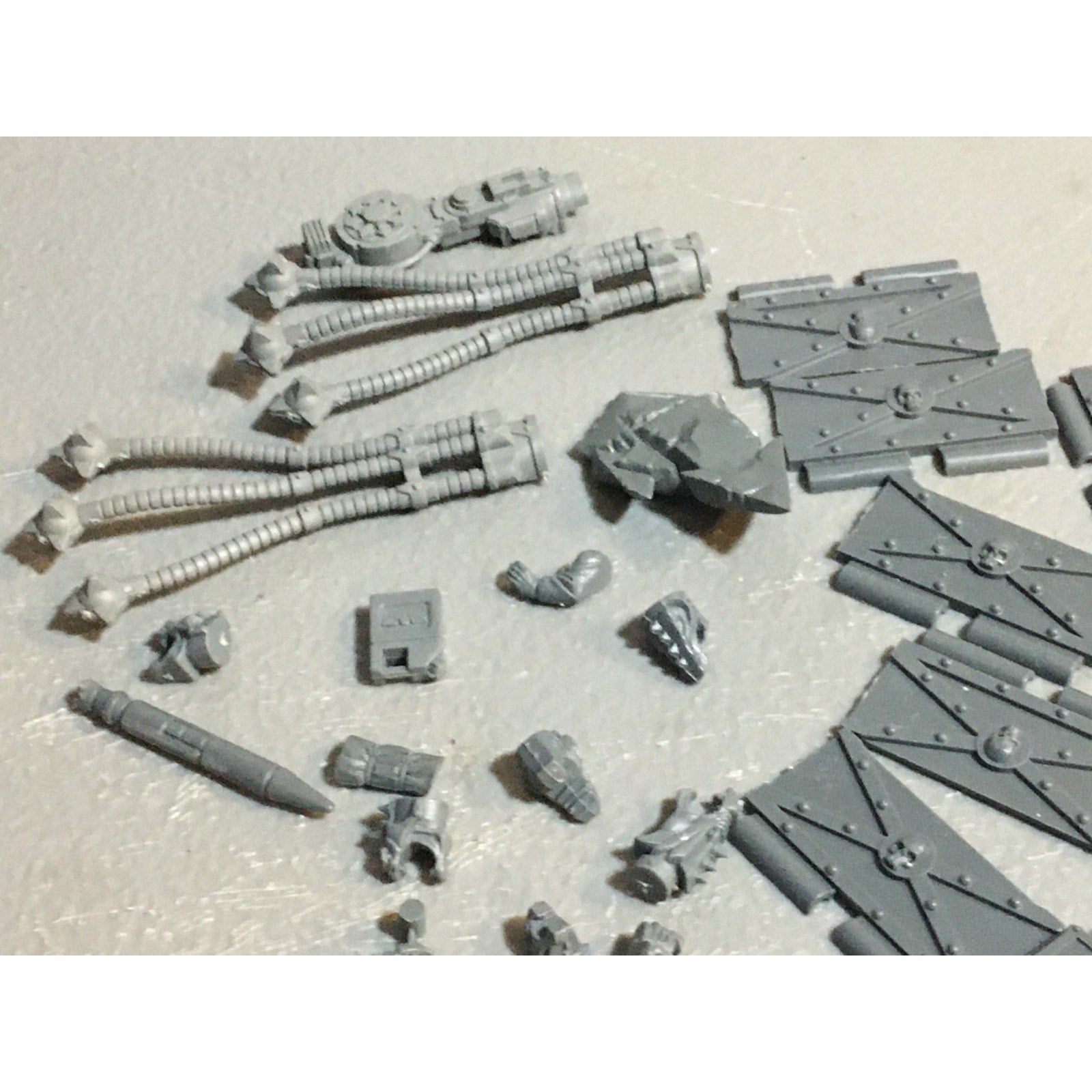 A24532 WARHAMMER 40K MIXED BITS LOT PLATES CHAOS IMPERIAL GW