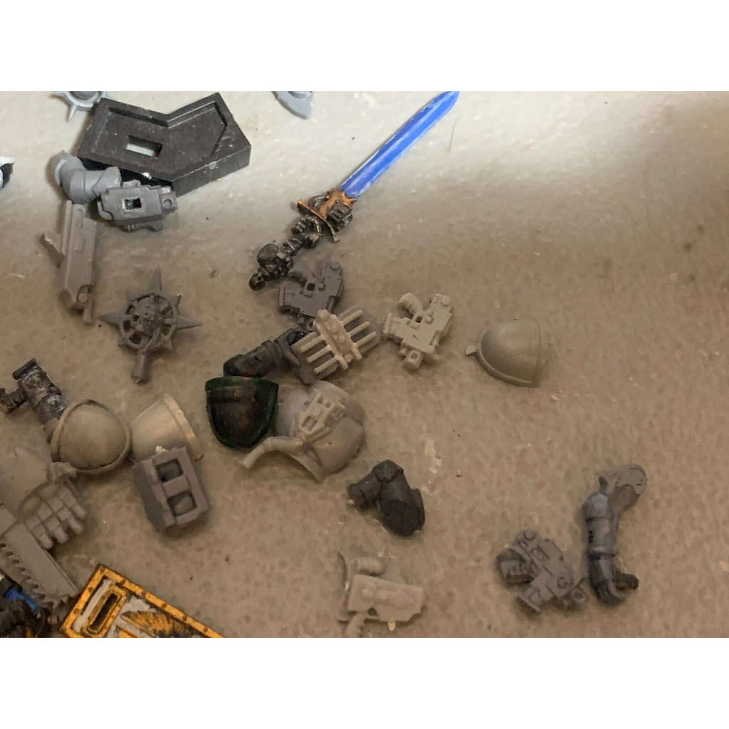 A23310 WARHAMMER 40K SPACE MARINES BITS LOT SOME SPACE WOLVES HEADS ARMS GUNS