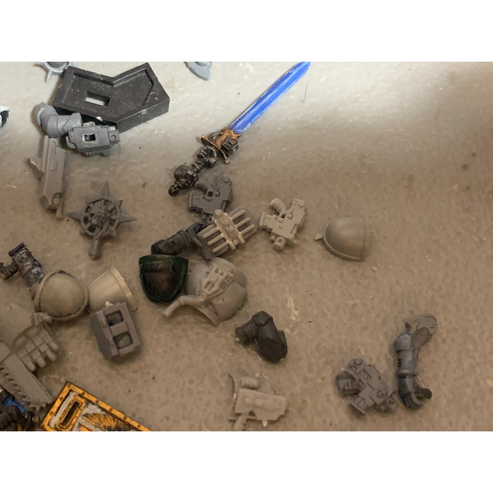 A23310 WARHAMMER 40K SPACE MARINES BITS LOT SOME SPACE WOLVES HEADS ARMS GUNS