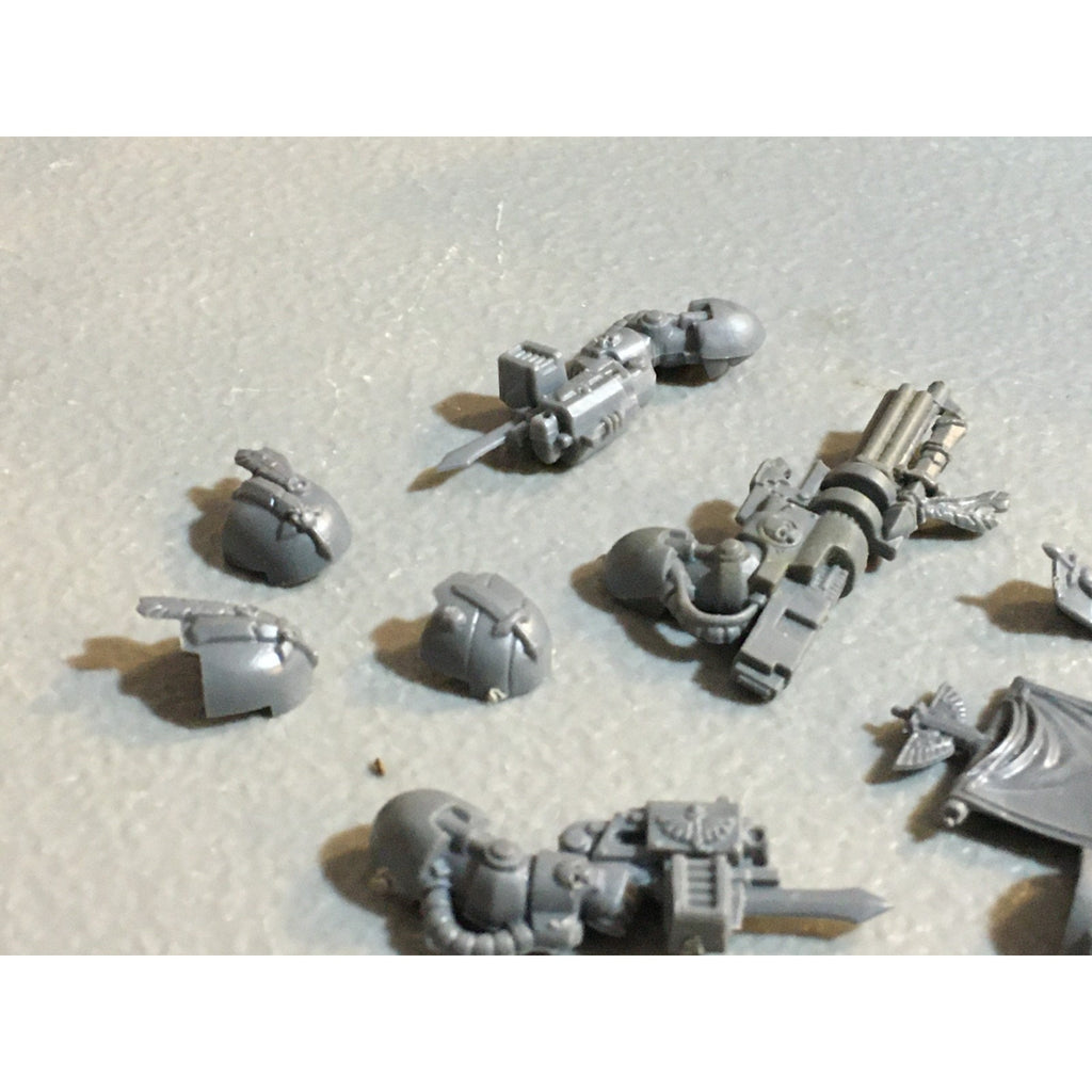A25041 WARHAMMER 40K SPACE MARINES DARK ANGELS BITS LOT ICONS PISTOLS ARMS GW