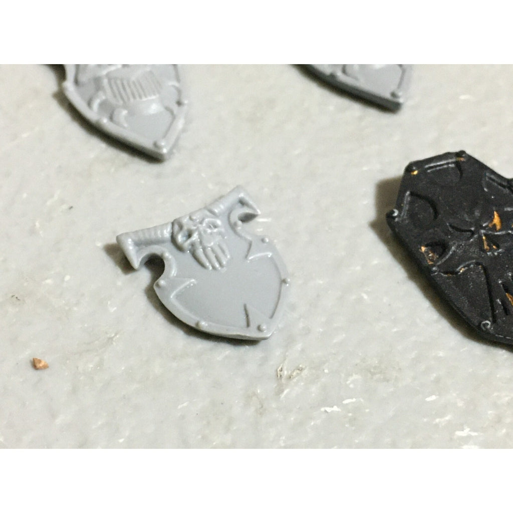 A22249 WARHAMMER FANTASY CHAOS MORTALS BITS LOT WARRIORS KNIGHTS SHIELDS GW OOP