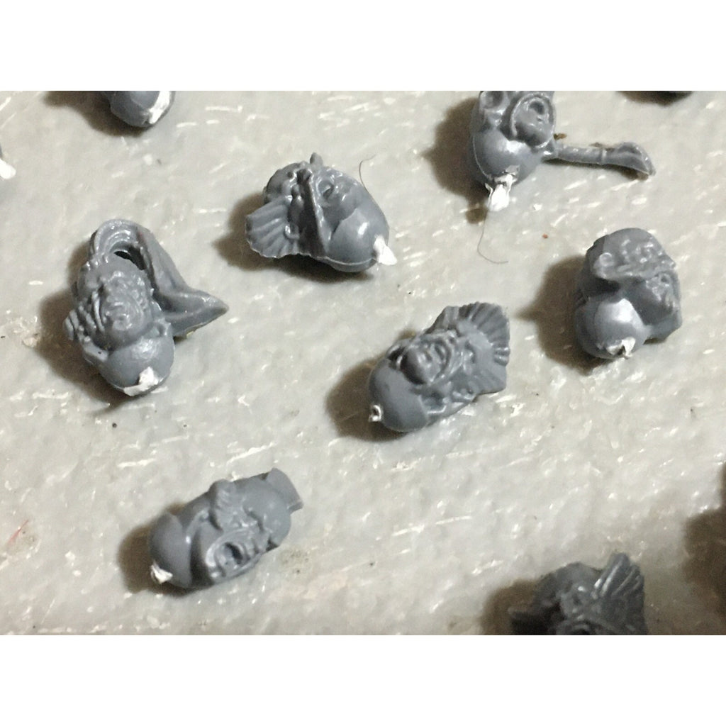 A22546 WARHAMMER 40K SPACE MARINES WOLVES BITS LOT HEADS GAMES WORKSHOP GW