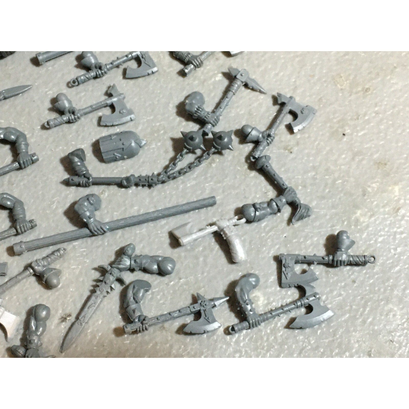 A21064 WARHAMMER FANTASY CHAOS MORTALS BITS LOT MARAUDERS WARRIORS FLAILS HEADS