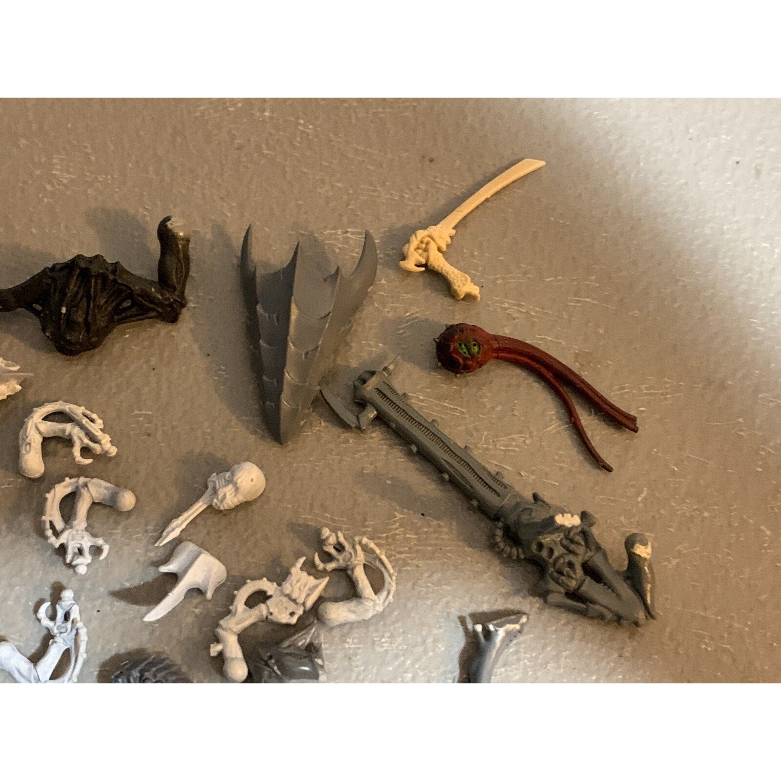 A23286 WARHAMMER 40K TYRANIDS INCOMPLETE BITS LOT SOME METAL OOP GW