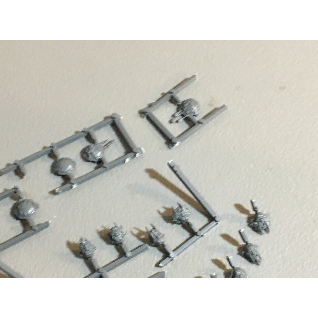 A23587 WARHAMMER AOS FANTASY OGRE KINGDOMS MAWTRIBES BITS ON SPRUE LOT HEAD PLAT