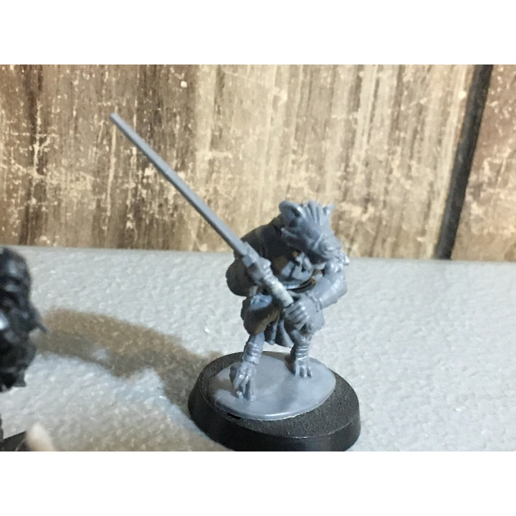 A32533 UNKNOWN MINIATURES PLASTIC INCOMPLETE WARRIOR SOLDIER